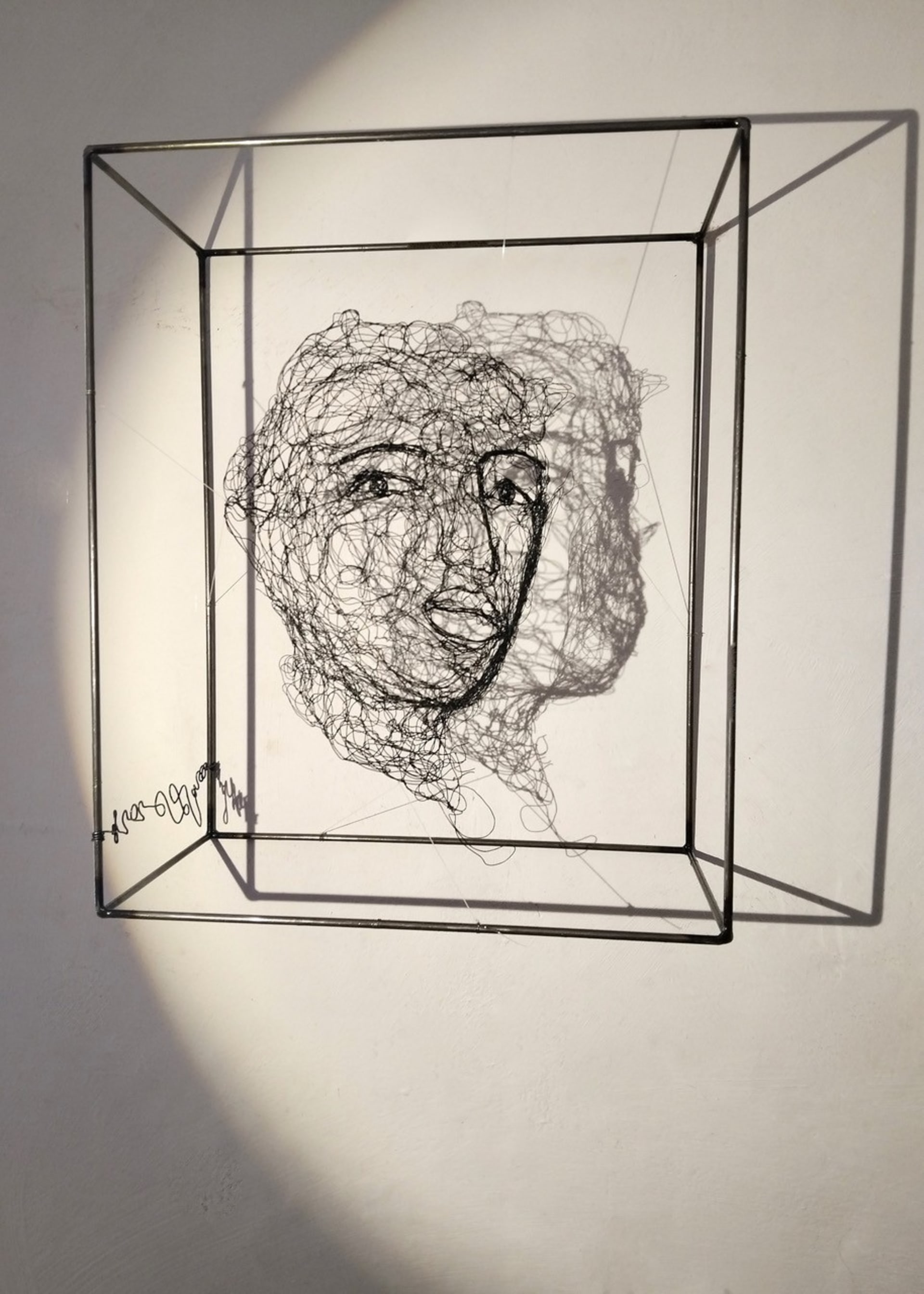 Étude de visage 2024.85, vue 4, sculpture en fil de fer par Myriam Louvel