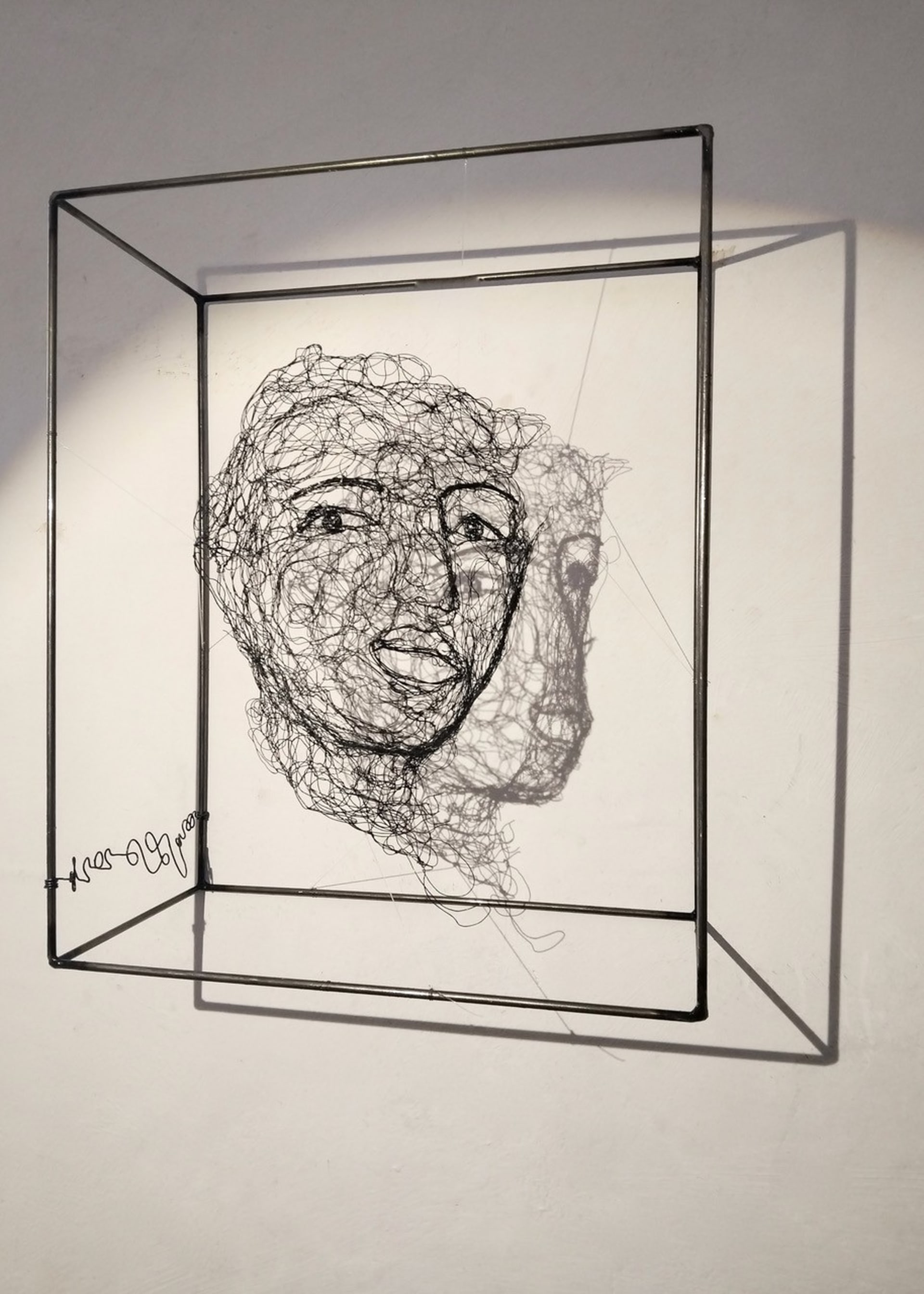 Étude de visage 2024.85, vue 5, sculpture en fil de fer par Myriam Louvel