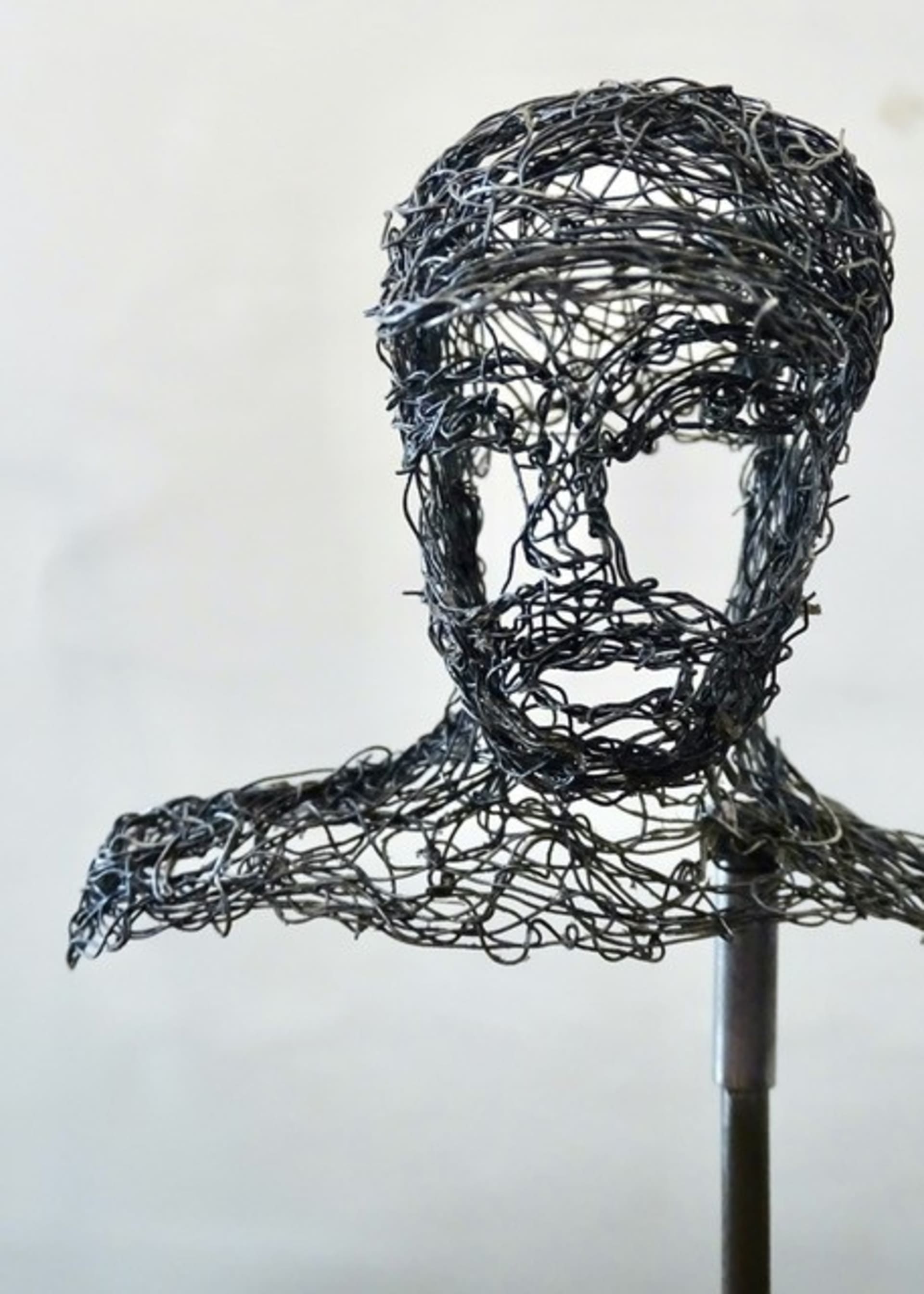 Petites têtes 2025.25 par Myriam Louvel, sculpture en fil de fer