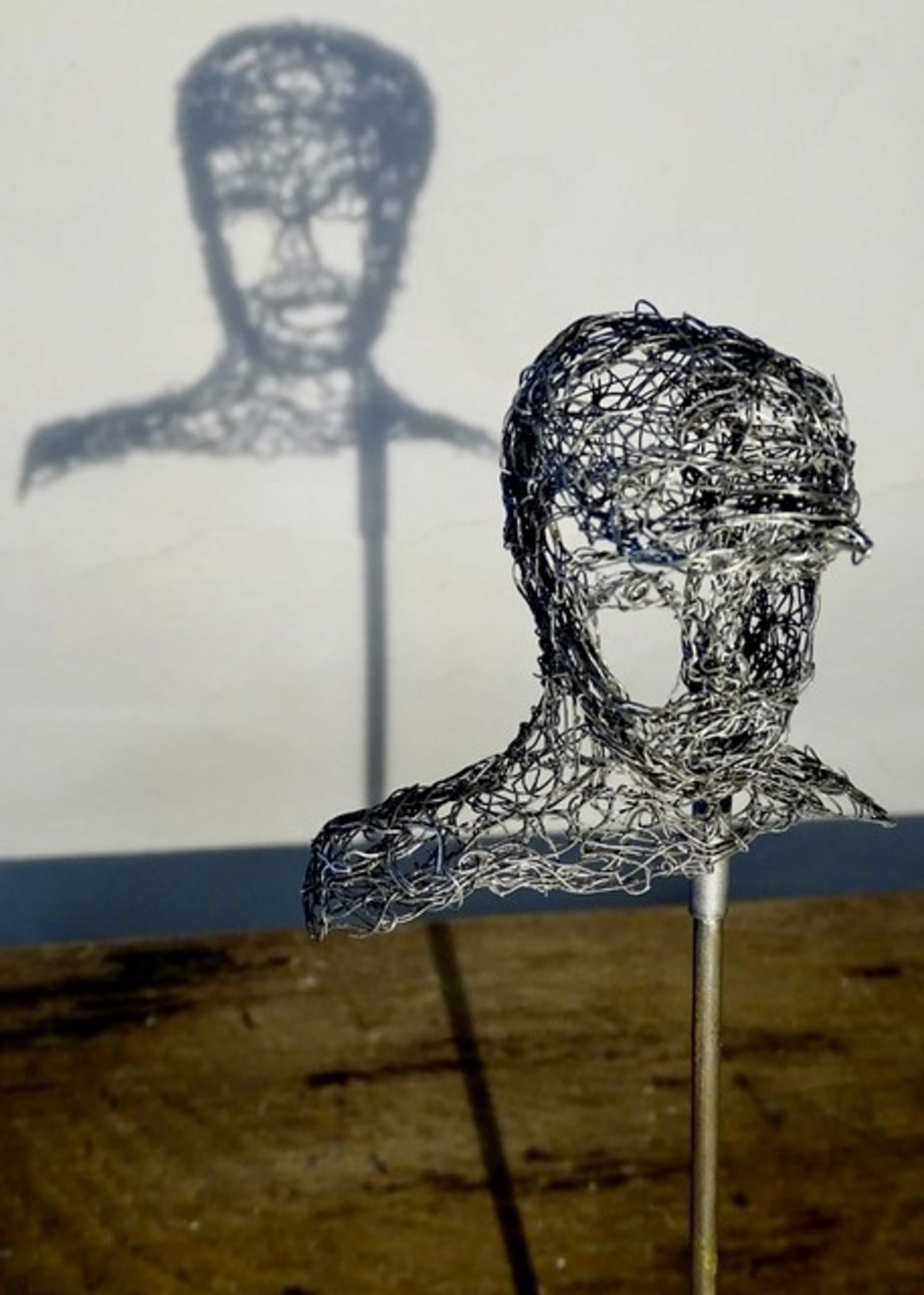 Petites têtes 2025.25, vue 2, sculpture en fil de fer par Myriam Louvel
