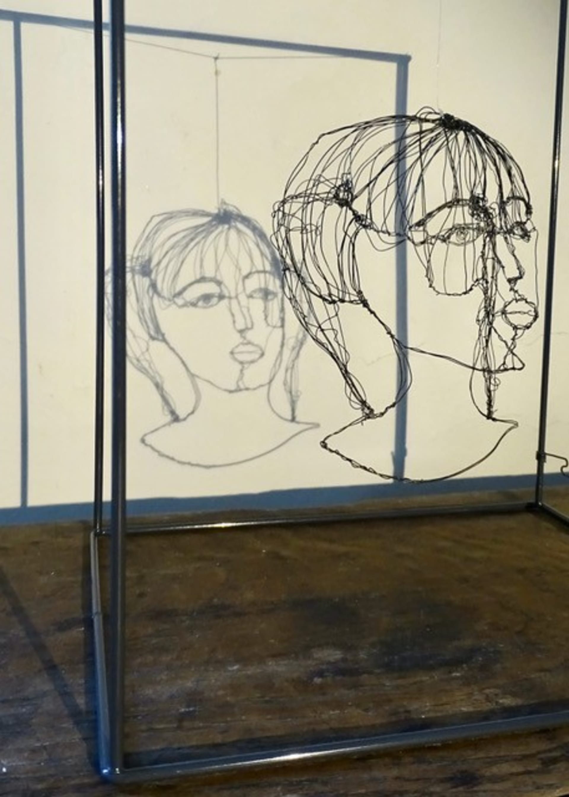 Le Odettes 2025.26, vista 3, scultura in filo di metallo di Myriam Louvel