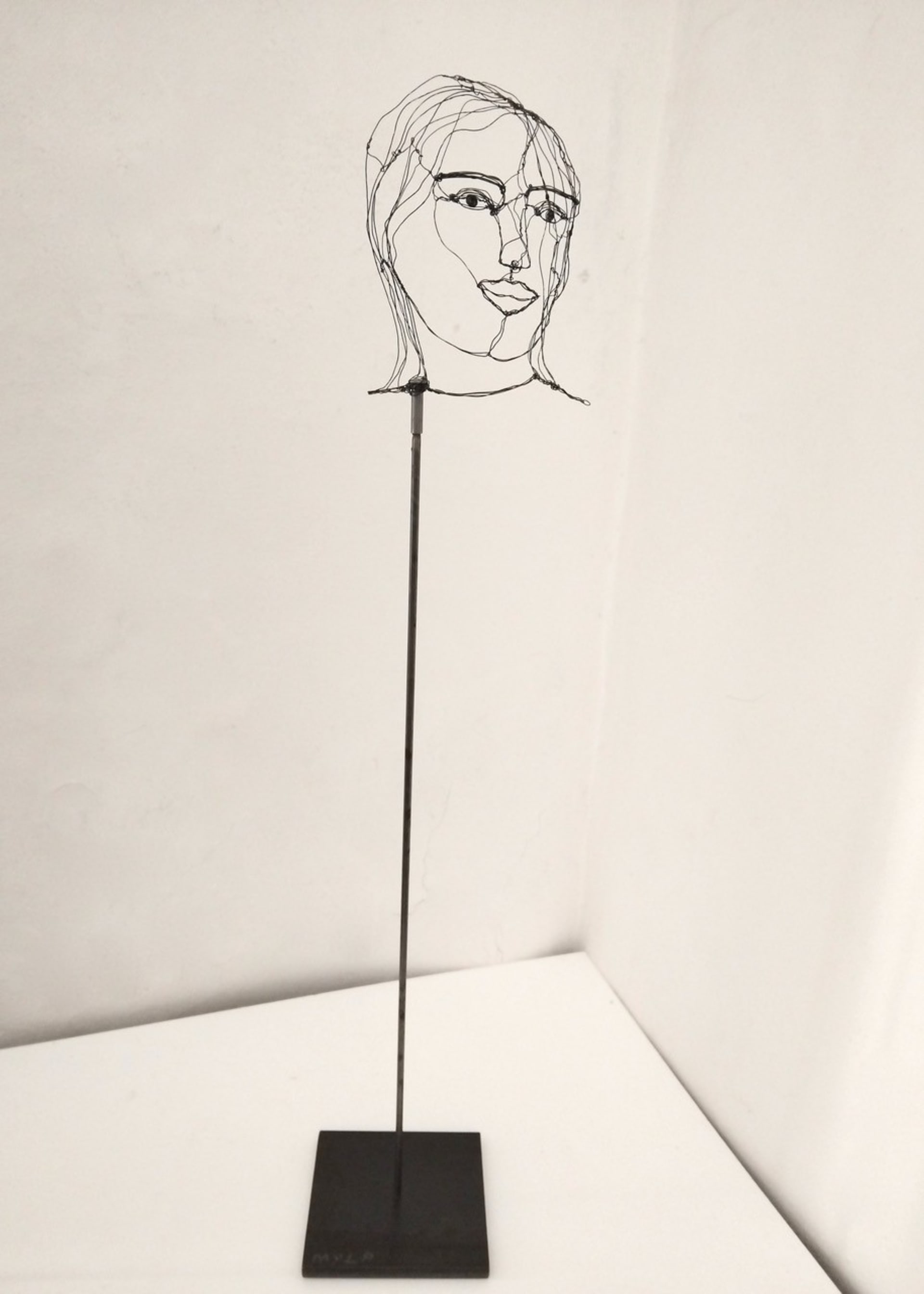 Kleine hoofden 2025.35, aanzicht 3, metaaldraadsculptuur door Myriam Louvel