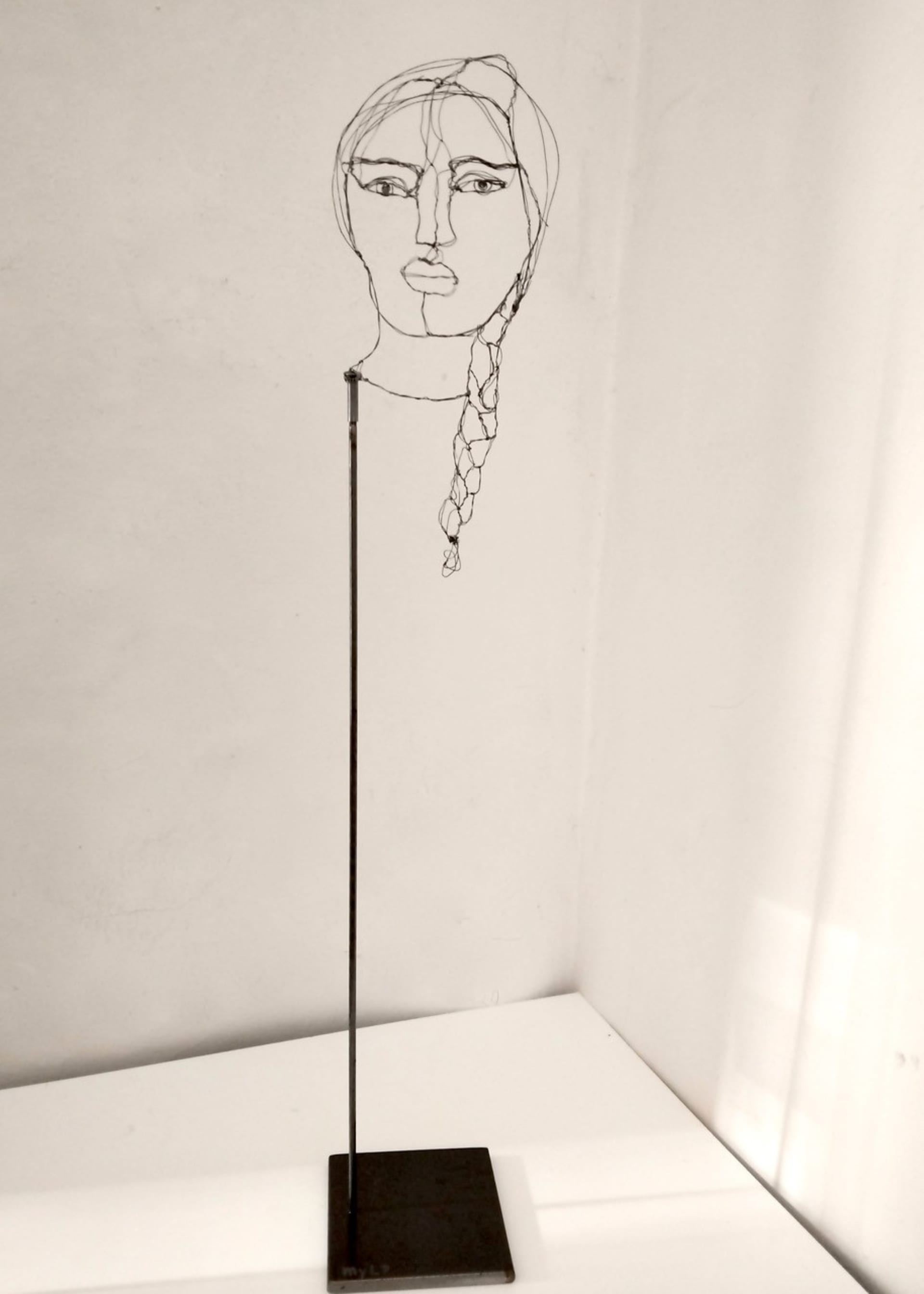 Kleine Köpfe 2025.36, Ansicht 3, Metalldrahtskulptur von Myriam Louvel