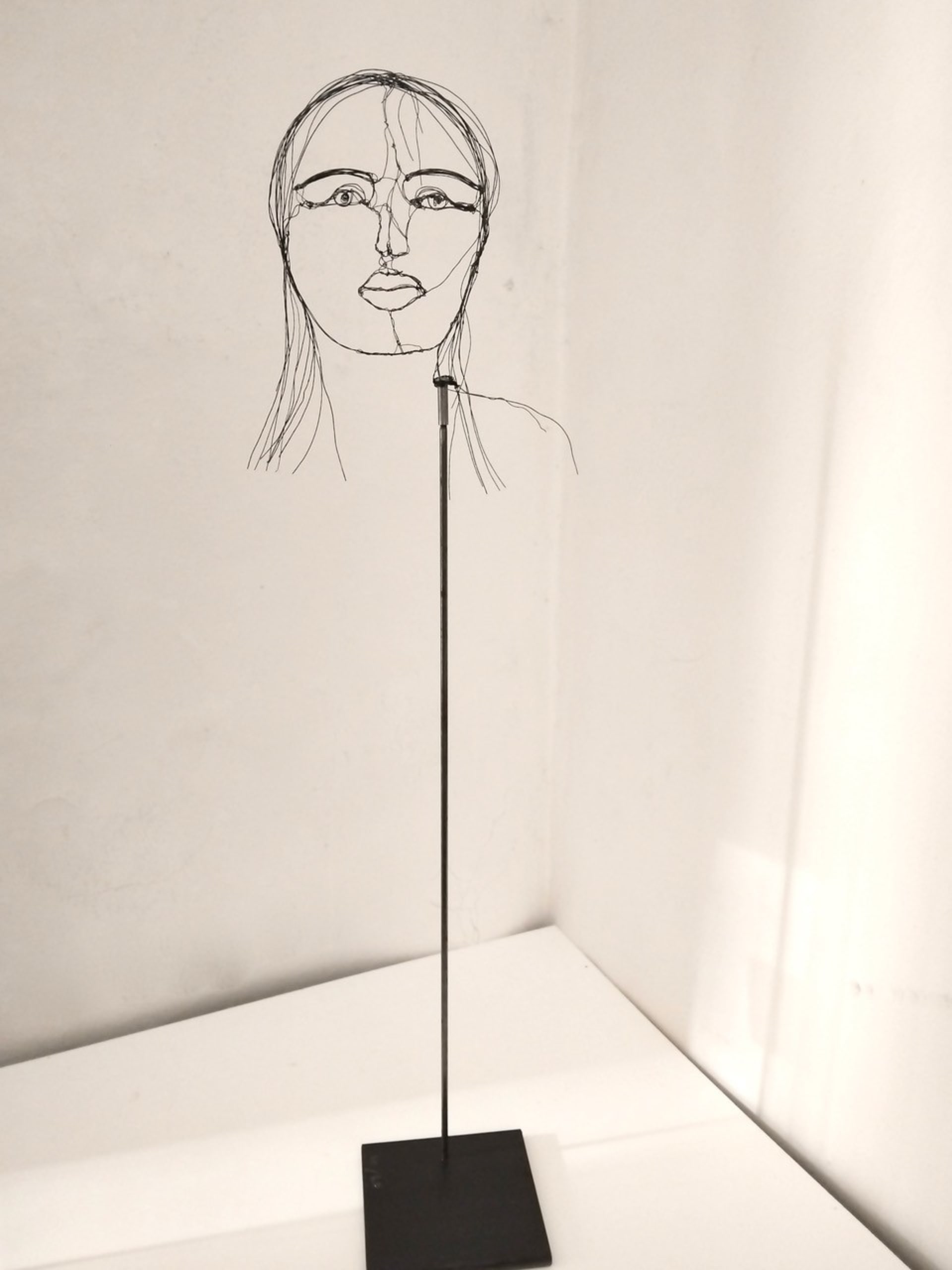Petites têtes 2025.39, vue 3, sculpture en fil de fer par Myriam Louvel