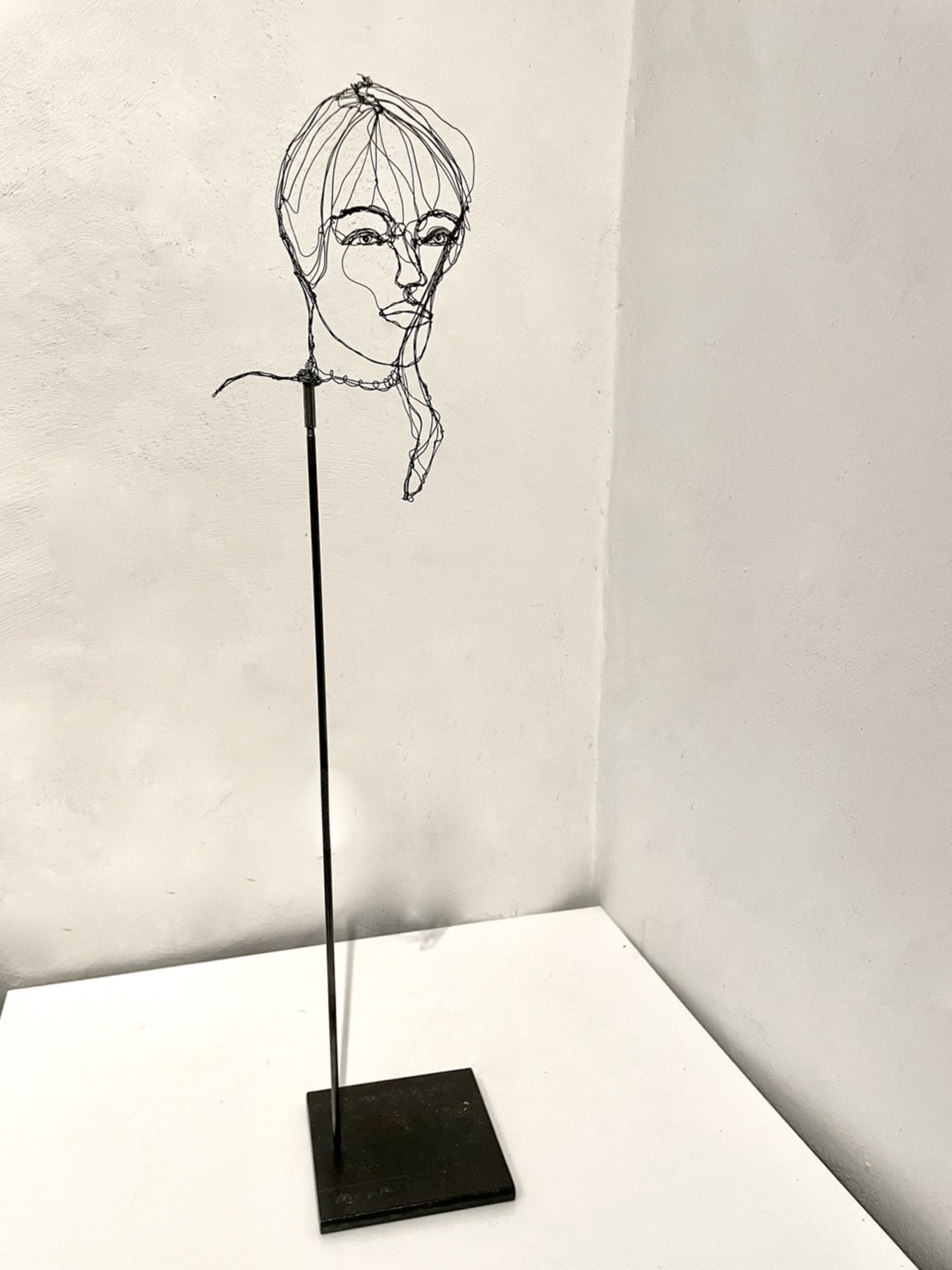 Petites têtes 2025.40, vue 3, sculpture en fil de fer par Myriam Louvel