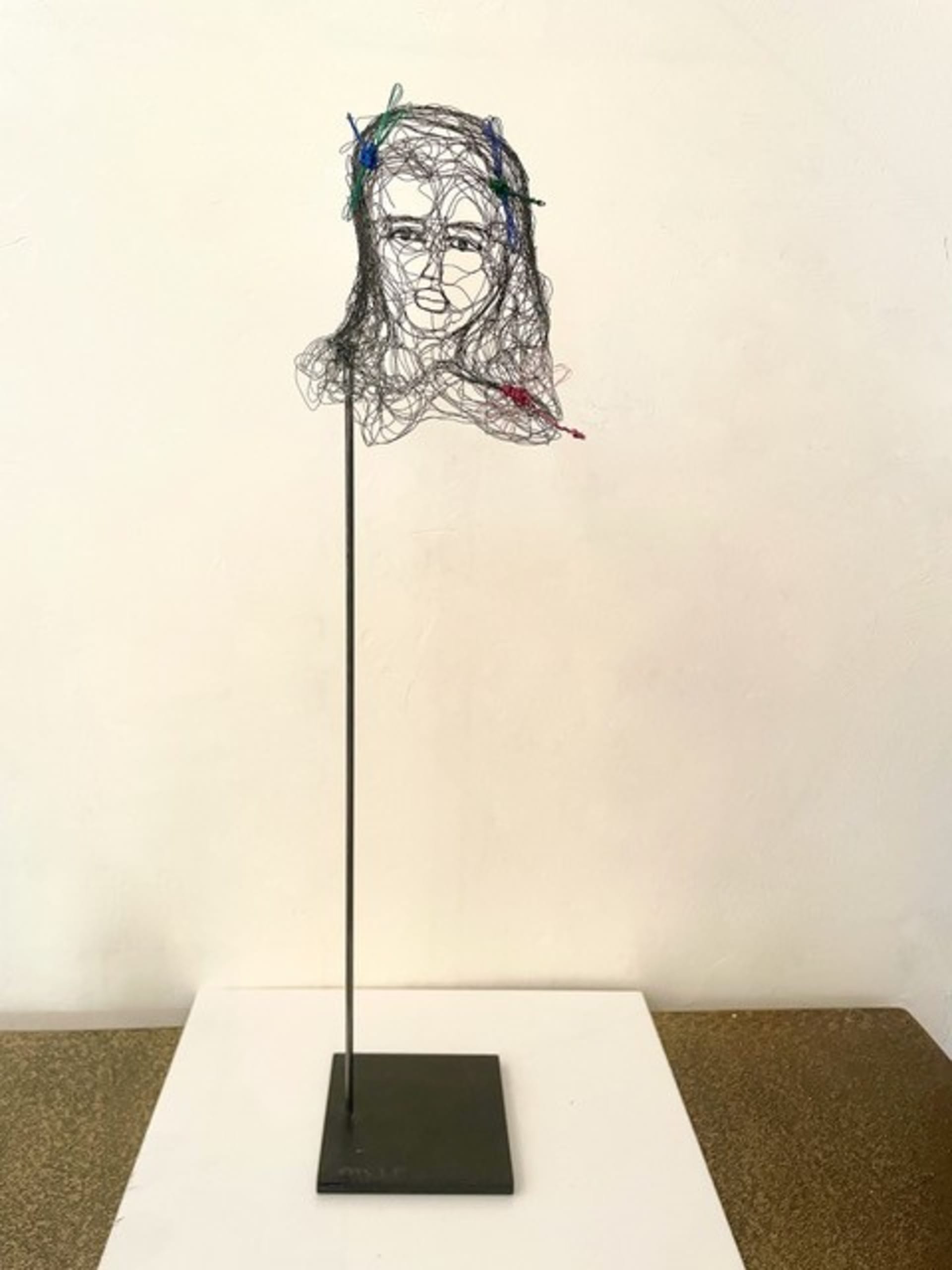 Piccole teste 2026.09, vista 2, scultura in filo di metallo di Myriam Louvel