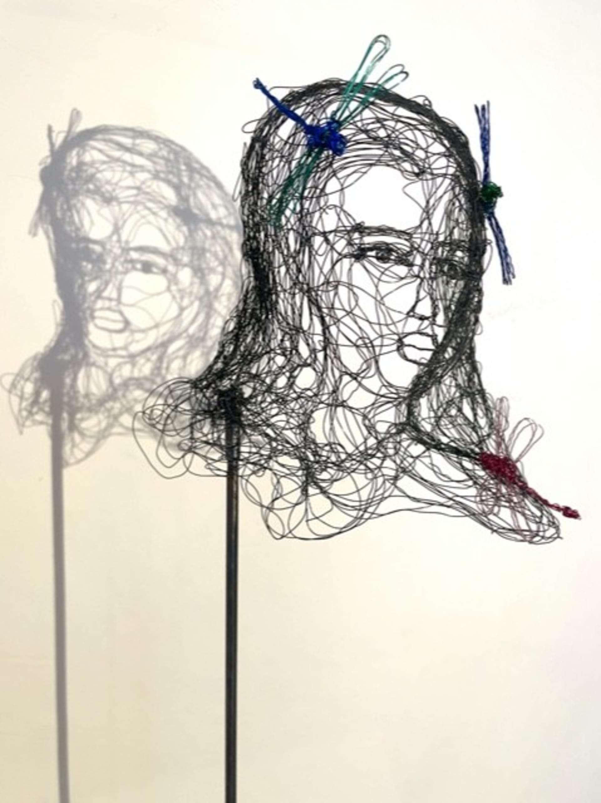 Piccole teste 2026.09, vista 3, scultura in filo di metallo di Myriam Louvel