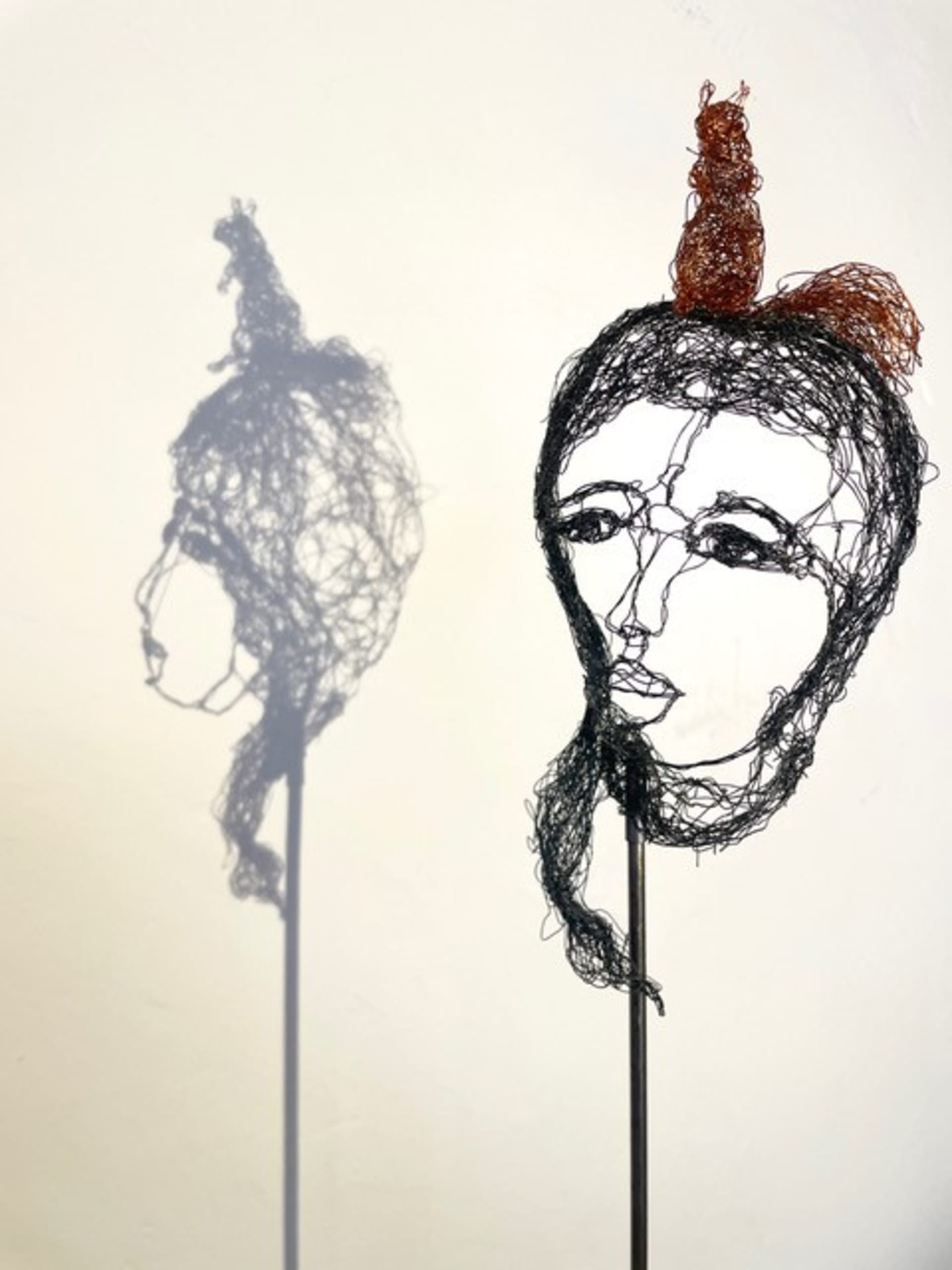 Petites têtes 2026.10, vue 3, sculpture en fil de fer par Myriam Louvel