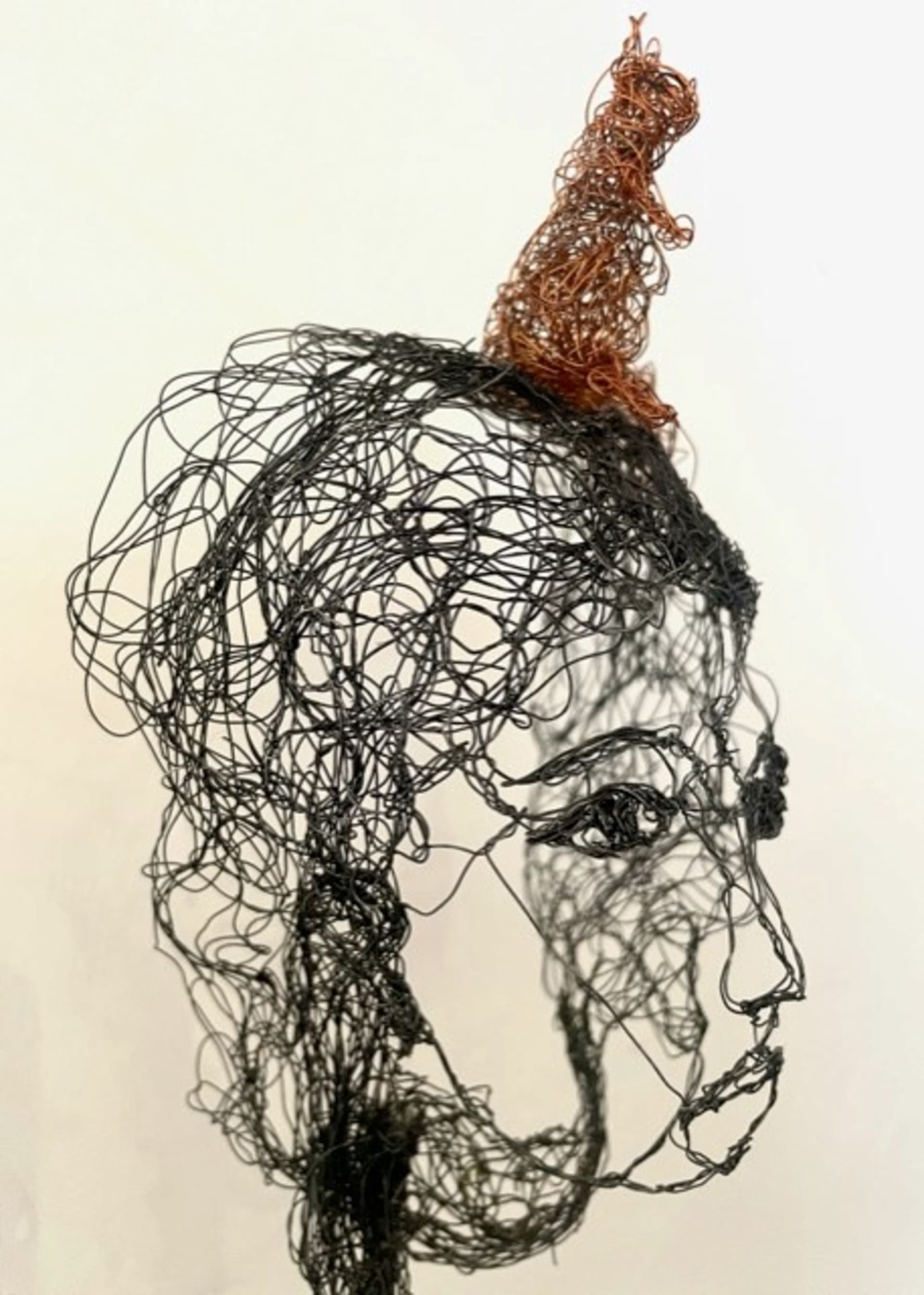 Petites têtes 2026.10, vue 4, sculpture en fil de fer par Myriam Louvel