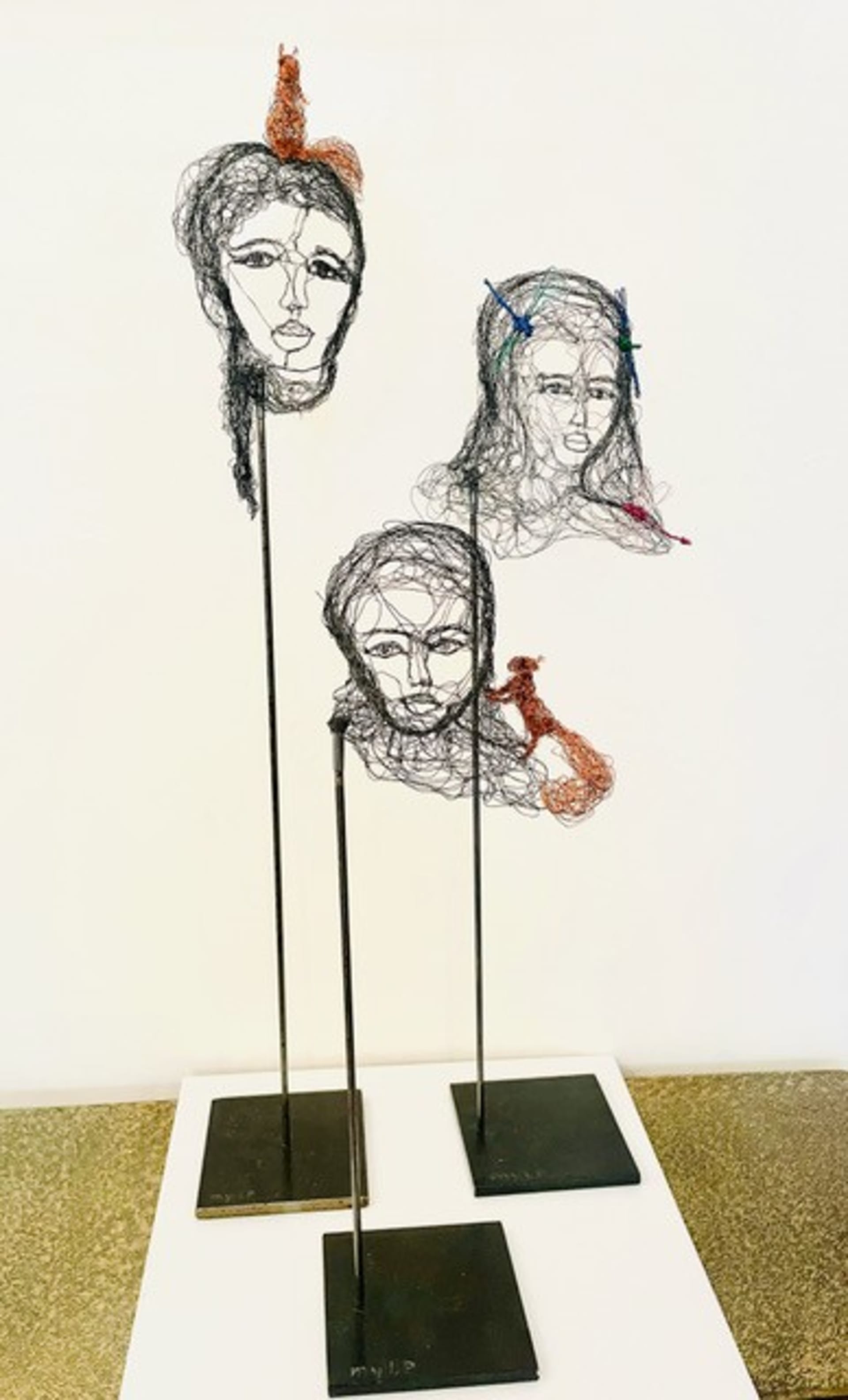 Petites têtes 2026.10, vue 5, sculpture en fil de fer par Myriam Louvel