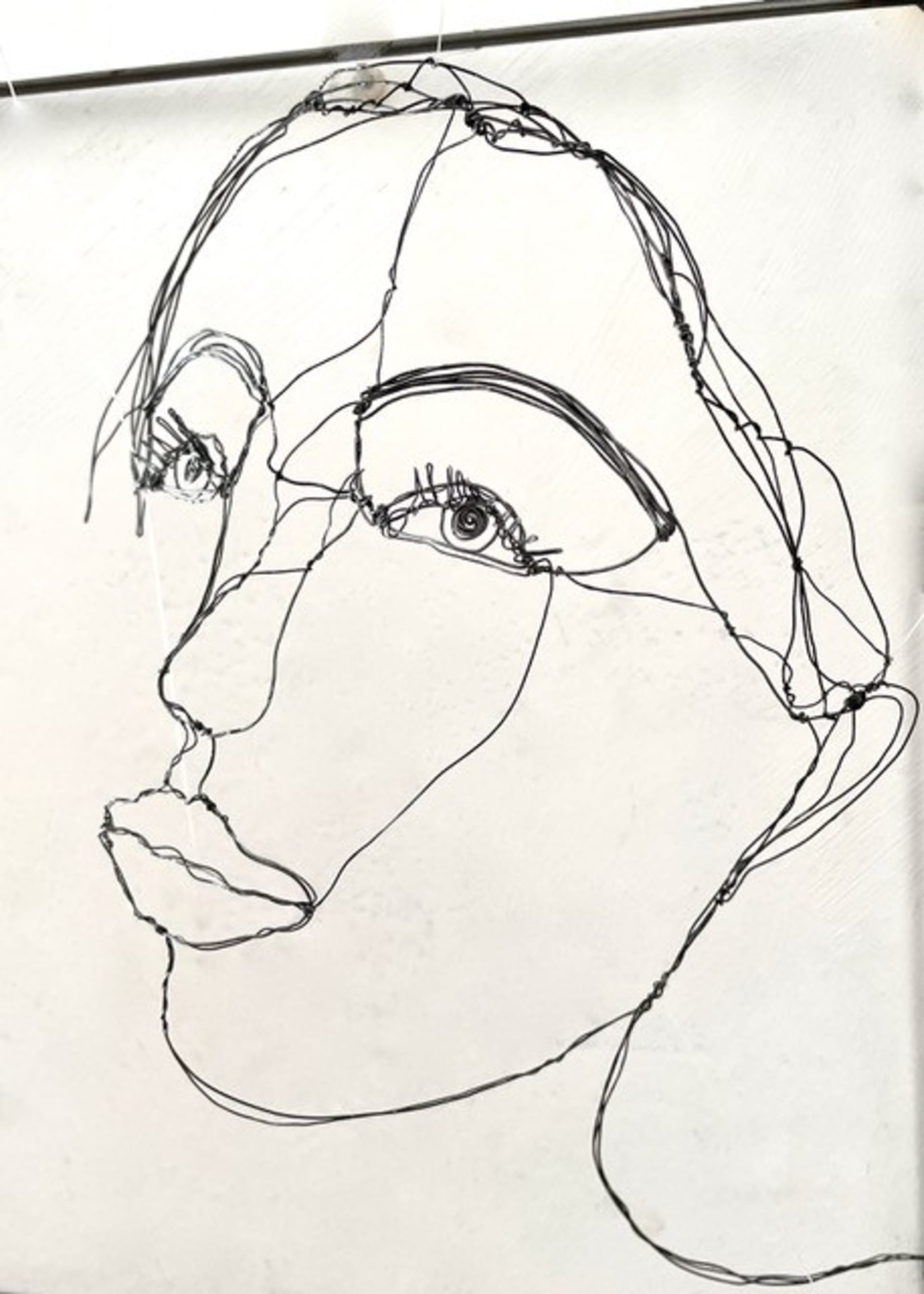 Étude de visage 2026.12, vue 2, sculpture en fil de fer par Myriam Louvel