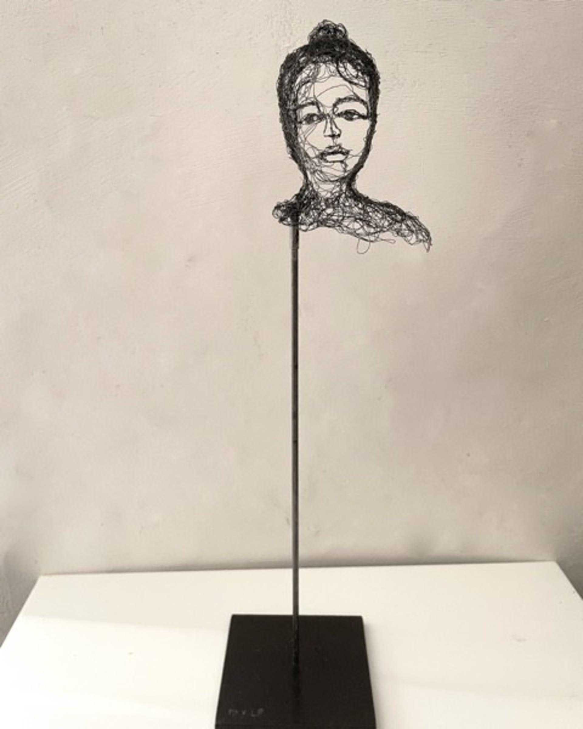 Petites têtes 2026.19, vue 2, sculpture en fil de fer par Myriam Louvel