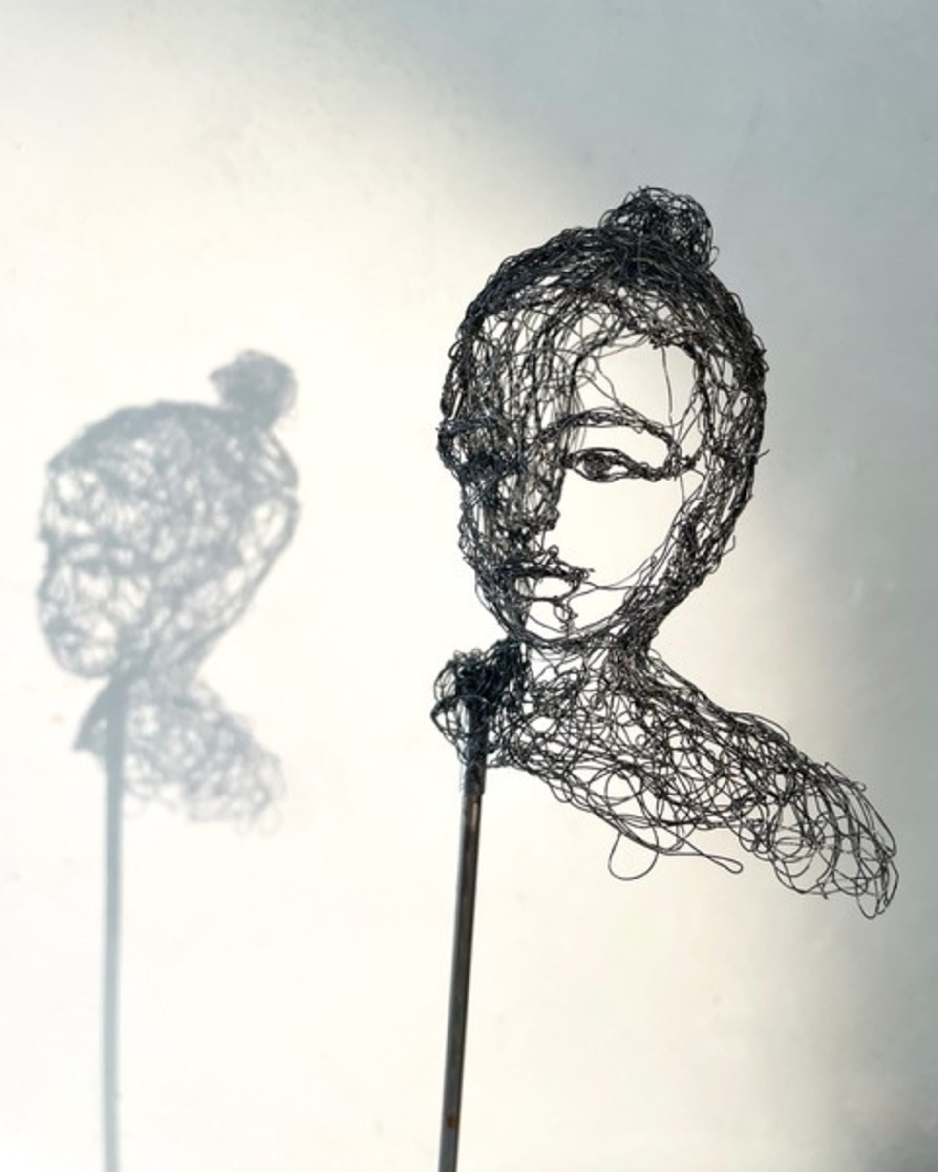 Petites têtes 2026.19, vue 3, sculpture en fil de fer par Myriam Louvel