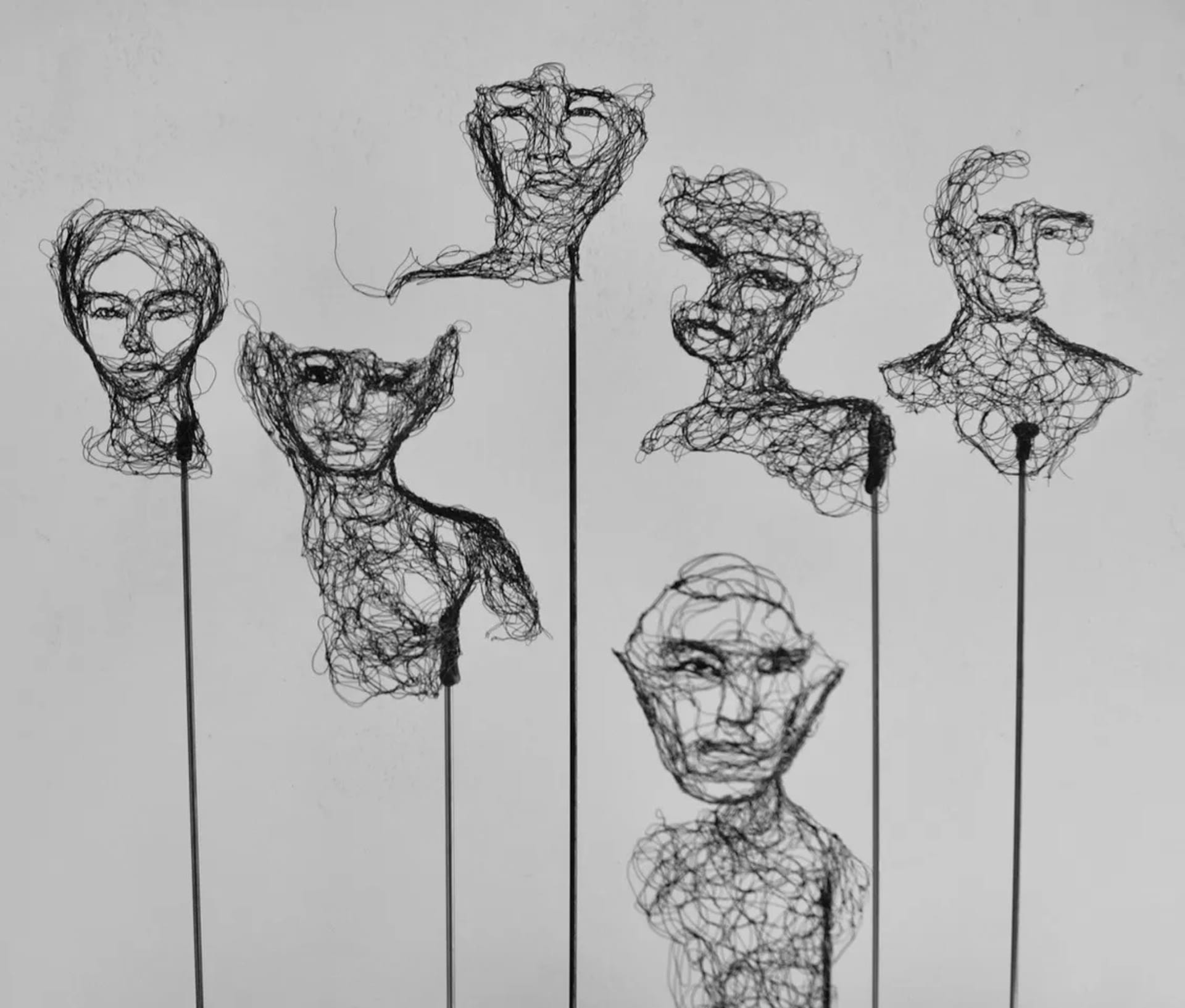 Vue d'exposition, sculptures en fil de fer par Myriam Louvel