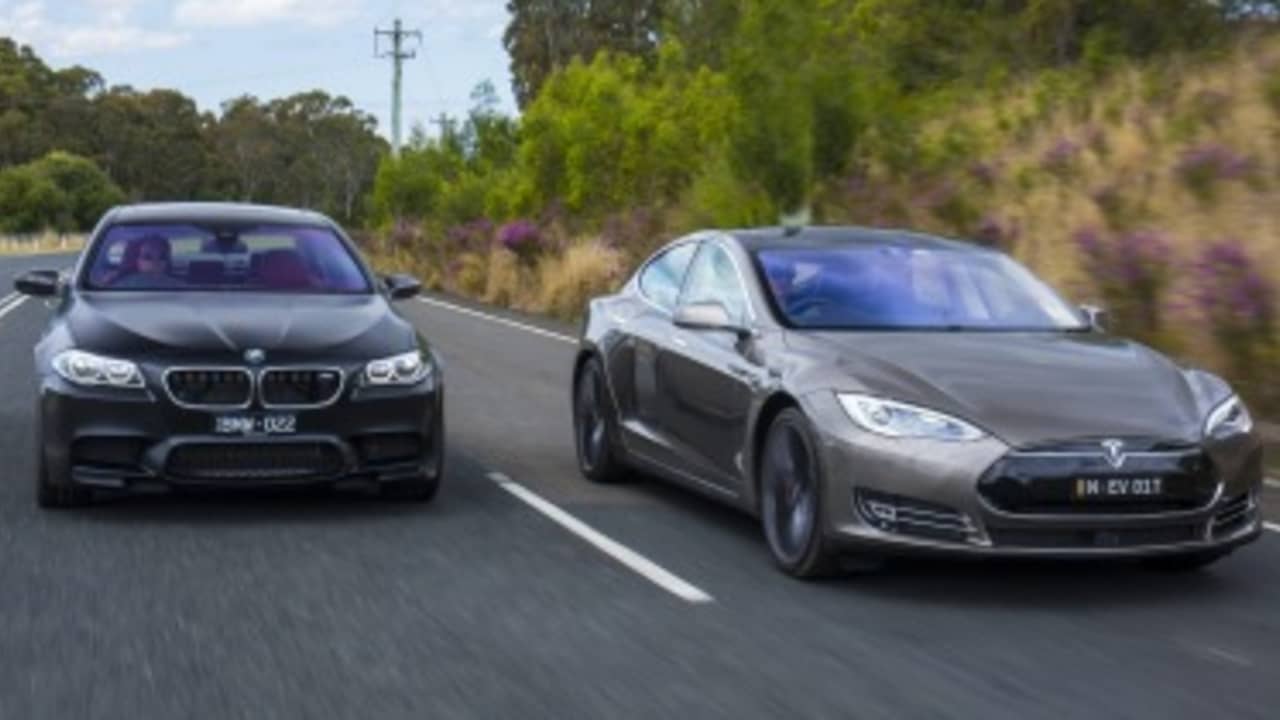 Daarbij Productiecentrum Manifesteren Tesla Model S P85D vs BMW M5 Nighthawk comparison review - Drive