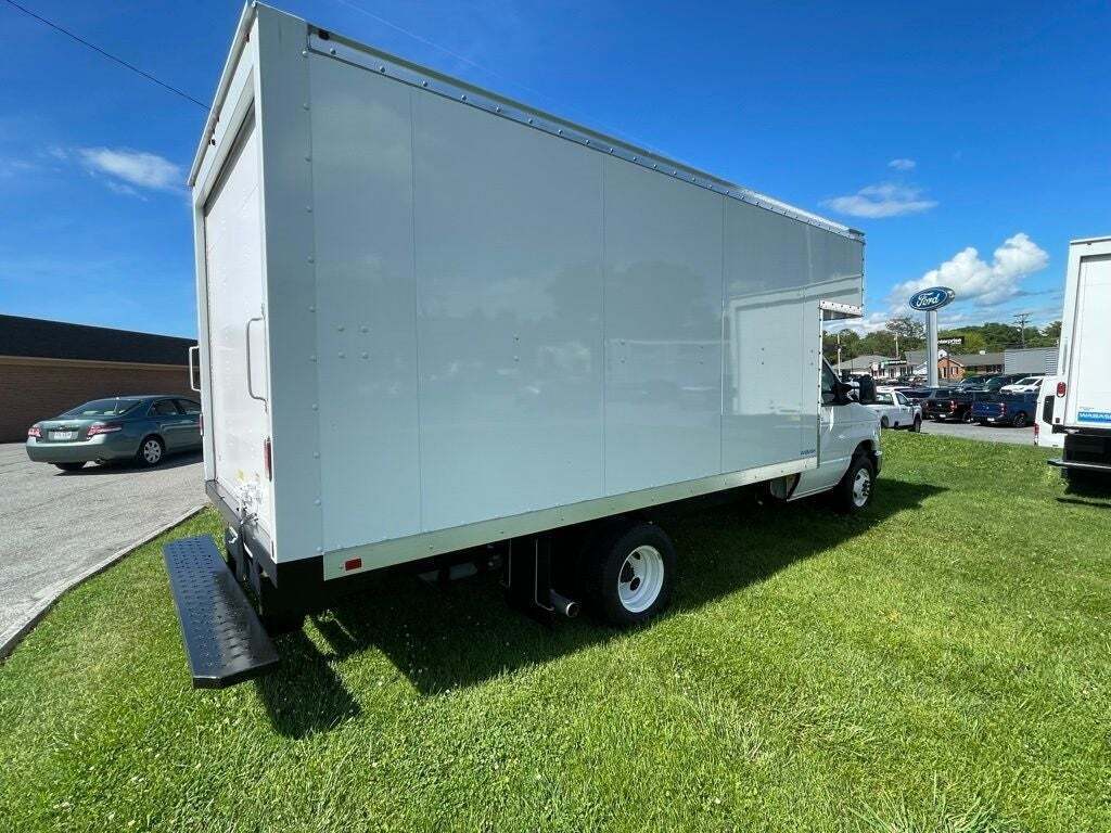 2024 Ford E-Series E-450 SD