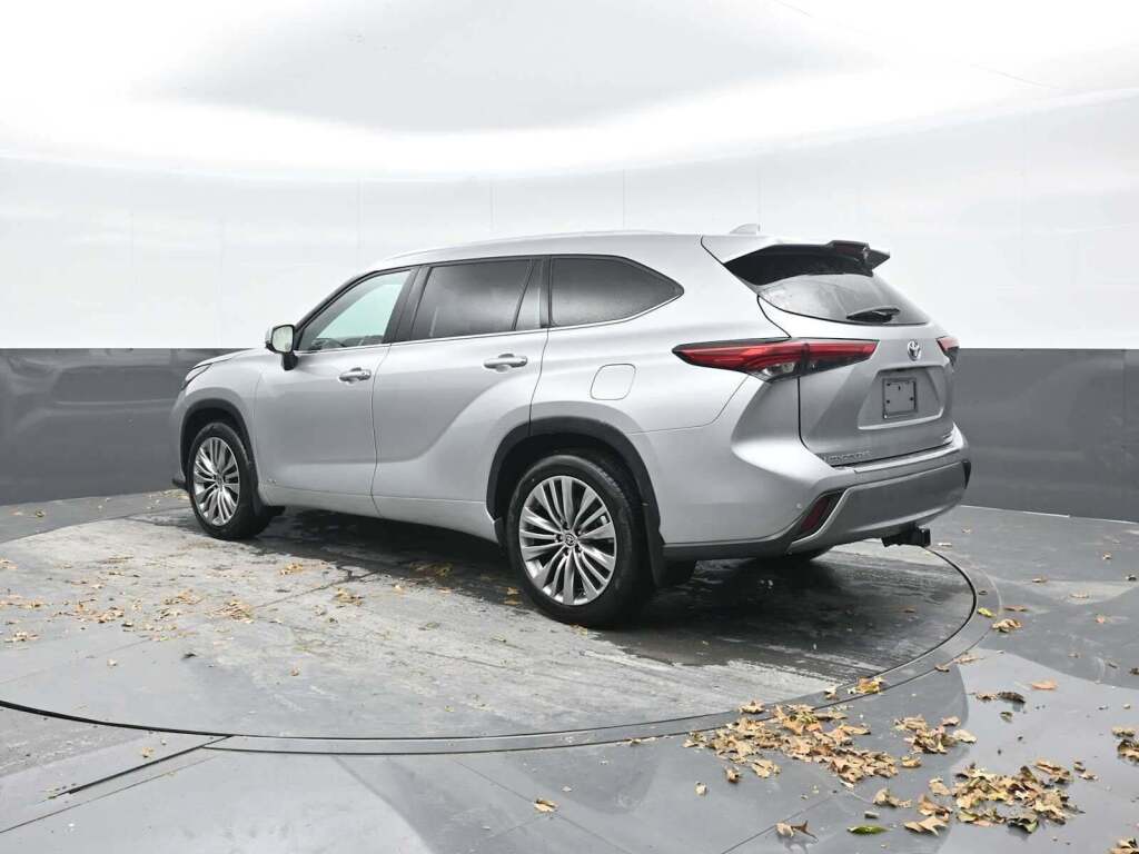 2022 Toyota Highlander Hybrid Platinum
