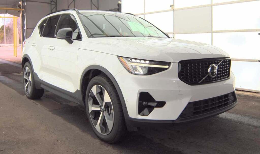 2023 Volvo XC40 B4 Ultimate Dark Theme