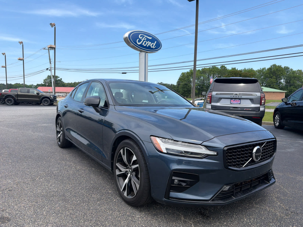 2024 Volvo S60 B5 Plus Dark Theme