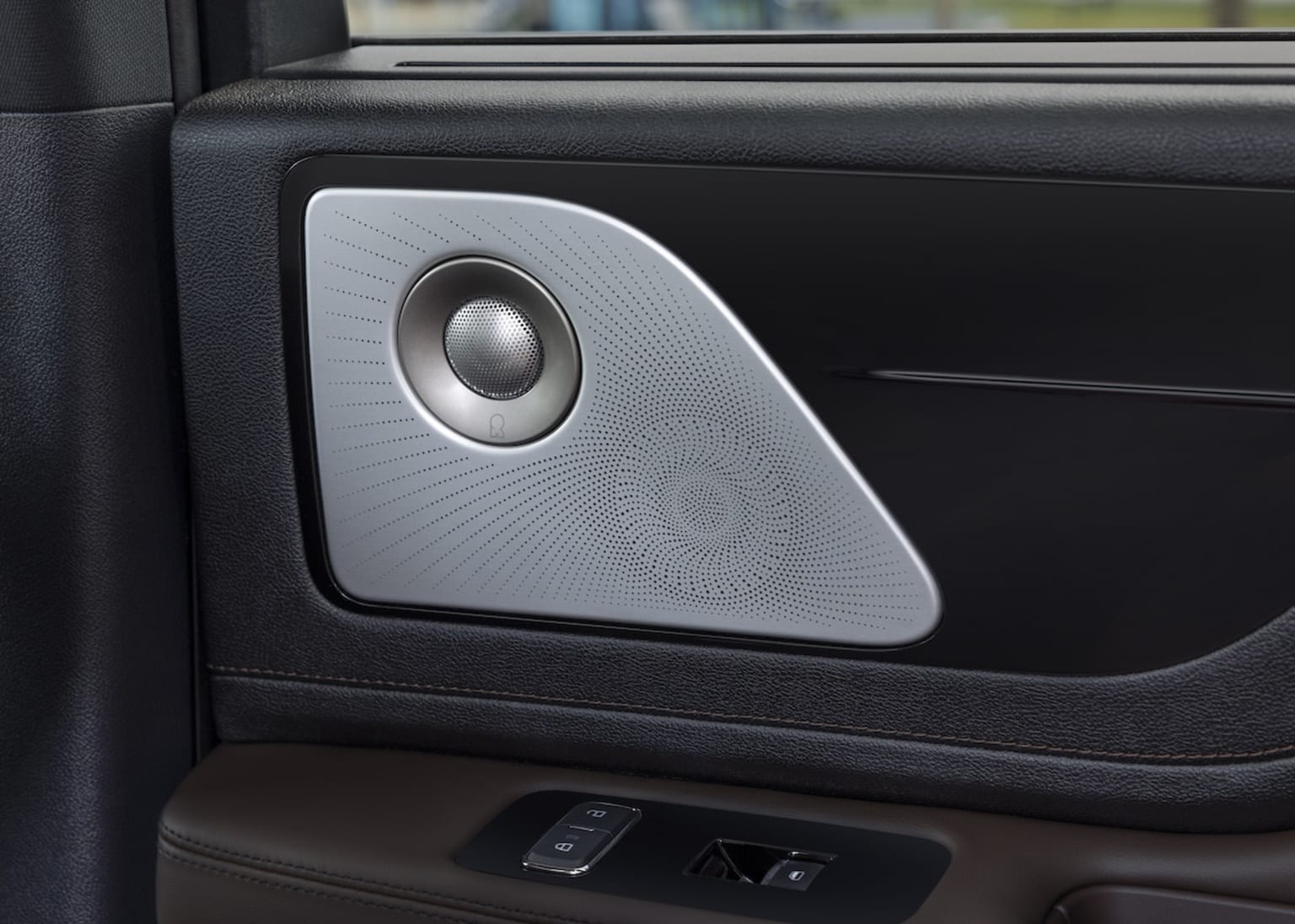 Lincoln Aviator Speaker system in the door