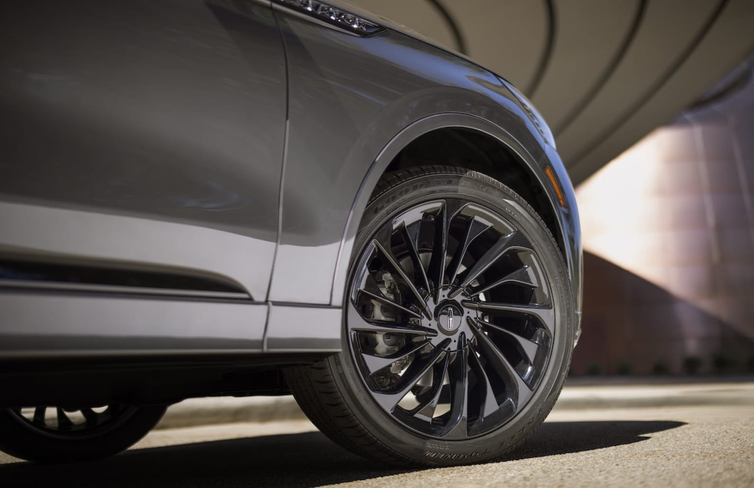 Lincoln Black Label Special Edition Package tires and wheels of the passenger side upclose