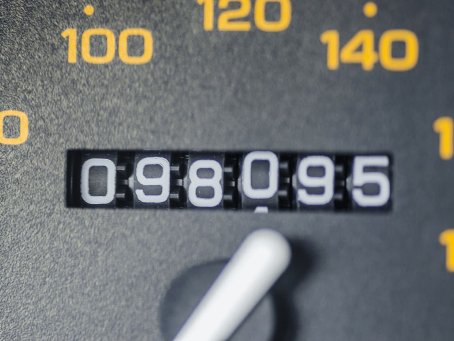 The image shows a digital display with the time 0:98:05 displayed prominently, surrounded by a gray background with yellow numerical markings.