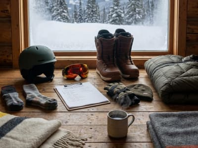 スノーボード持ち物リスト 2026｜初心者から上級者まで、雪山で絶対役立つ神アイテム