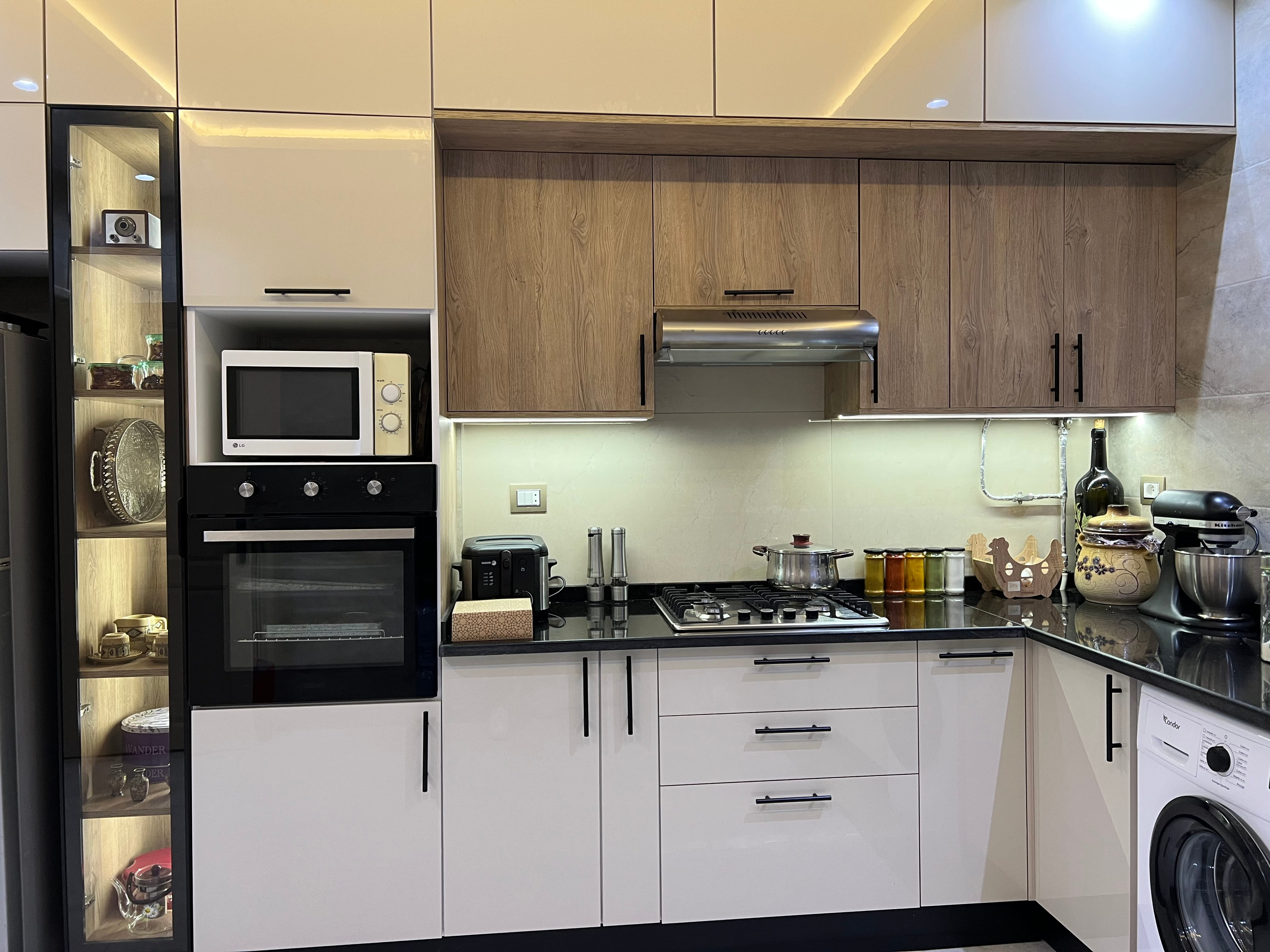 Cuisine contemporaine bicolore avec rangements intégrés
