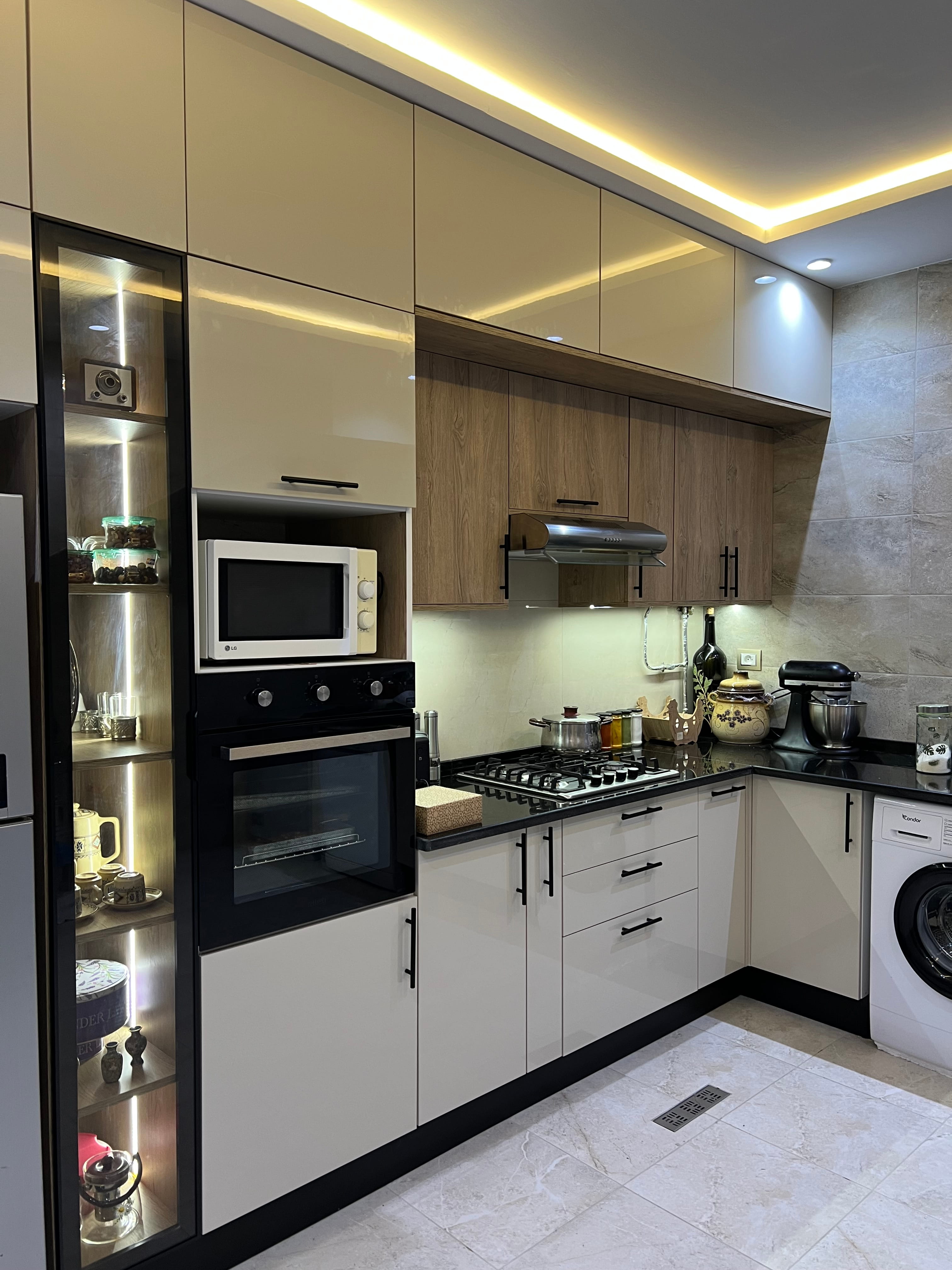 Cuisine contemporaine bicolore avec rangements intégrés