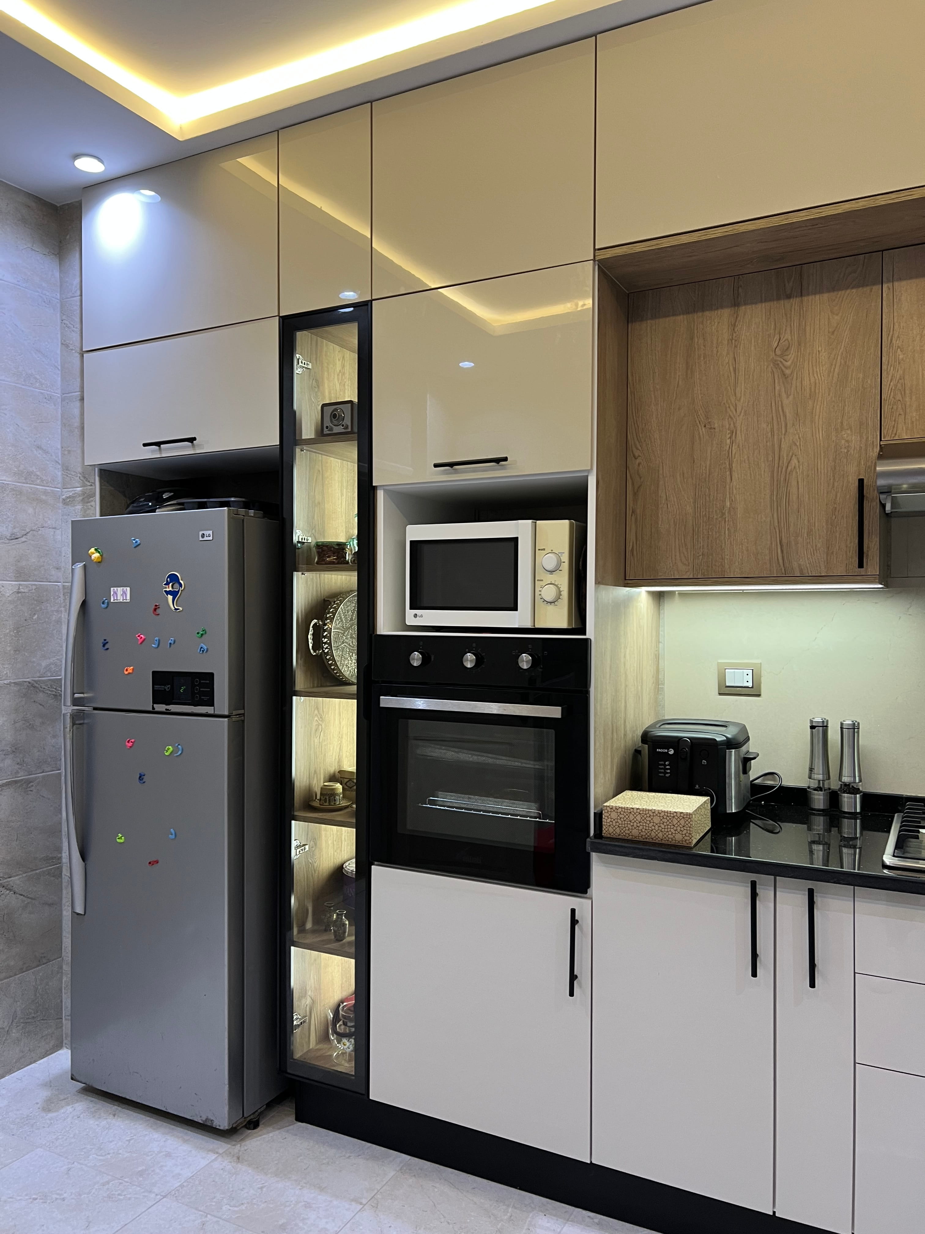 Cuisine contemporaine bicolore avec rangements intégrés