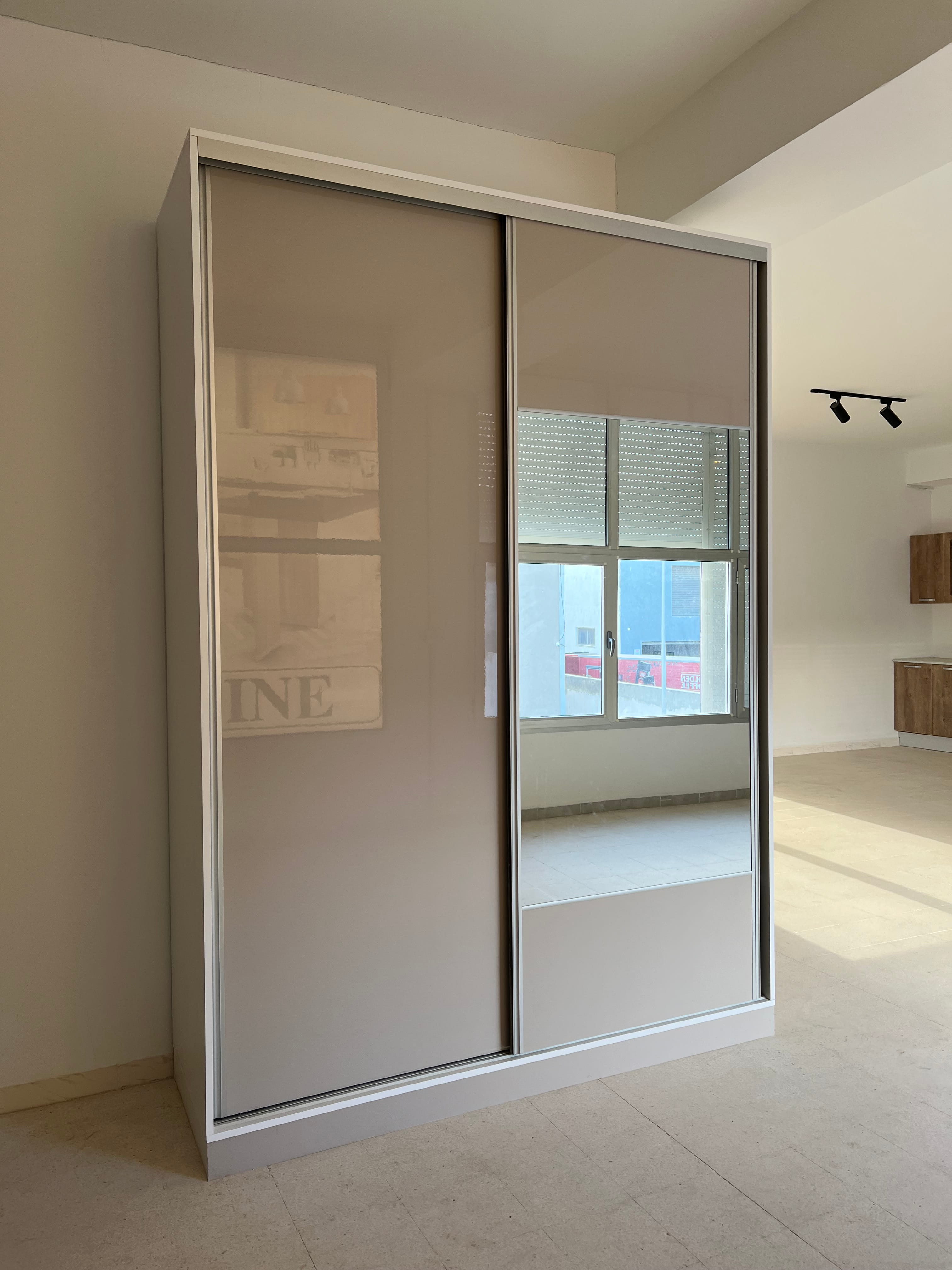 Dressing coulissant aux finitions beige et miroir