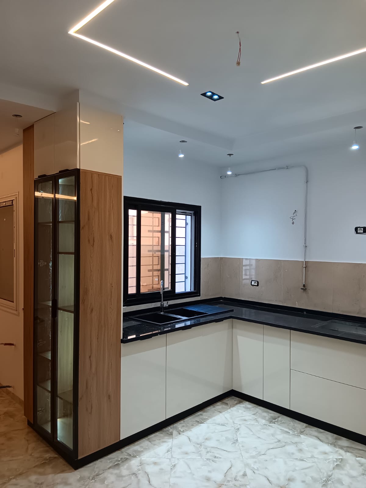 Cuisine en U ivoire et noyer avec vitrine LED