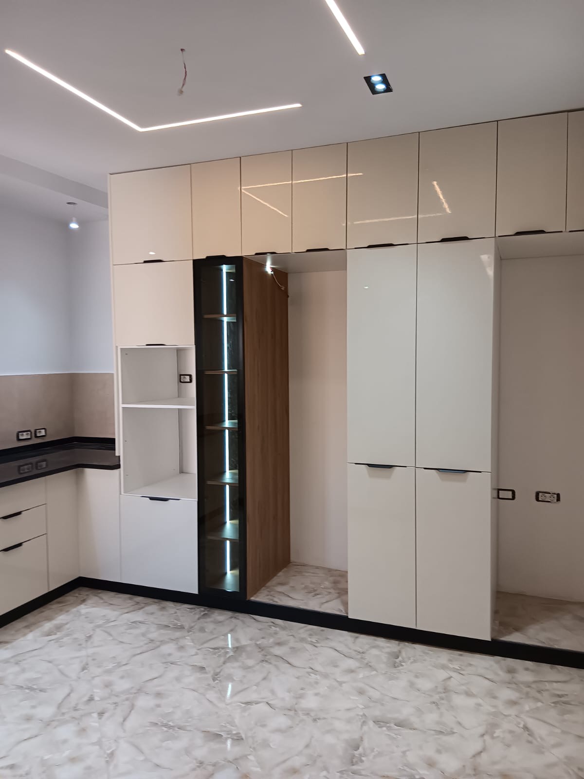 Cuisine en U ivoire et noyer avec vitrine LED