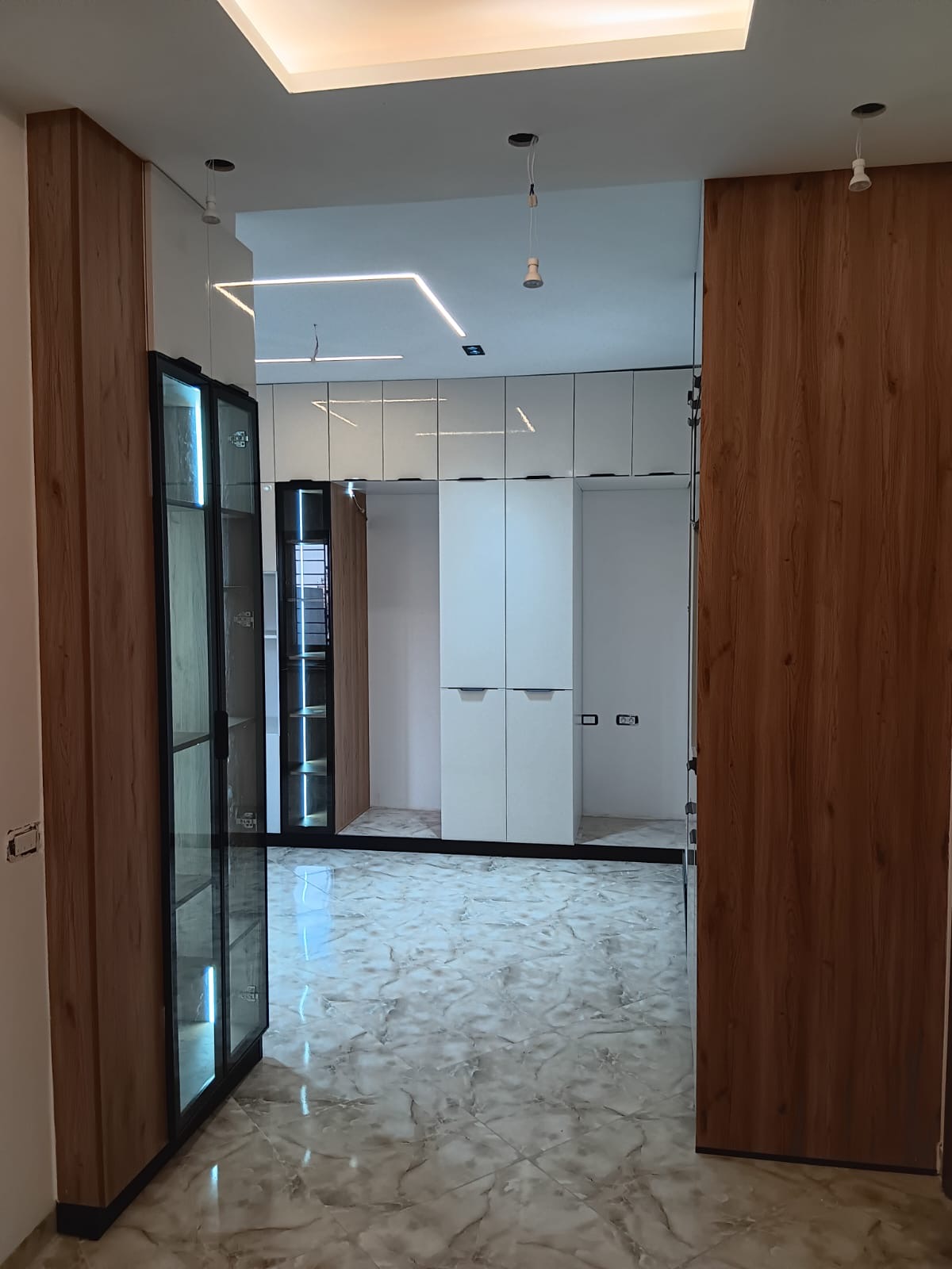 Cuisine en U ivoire et noyer avec vitrine LED