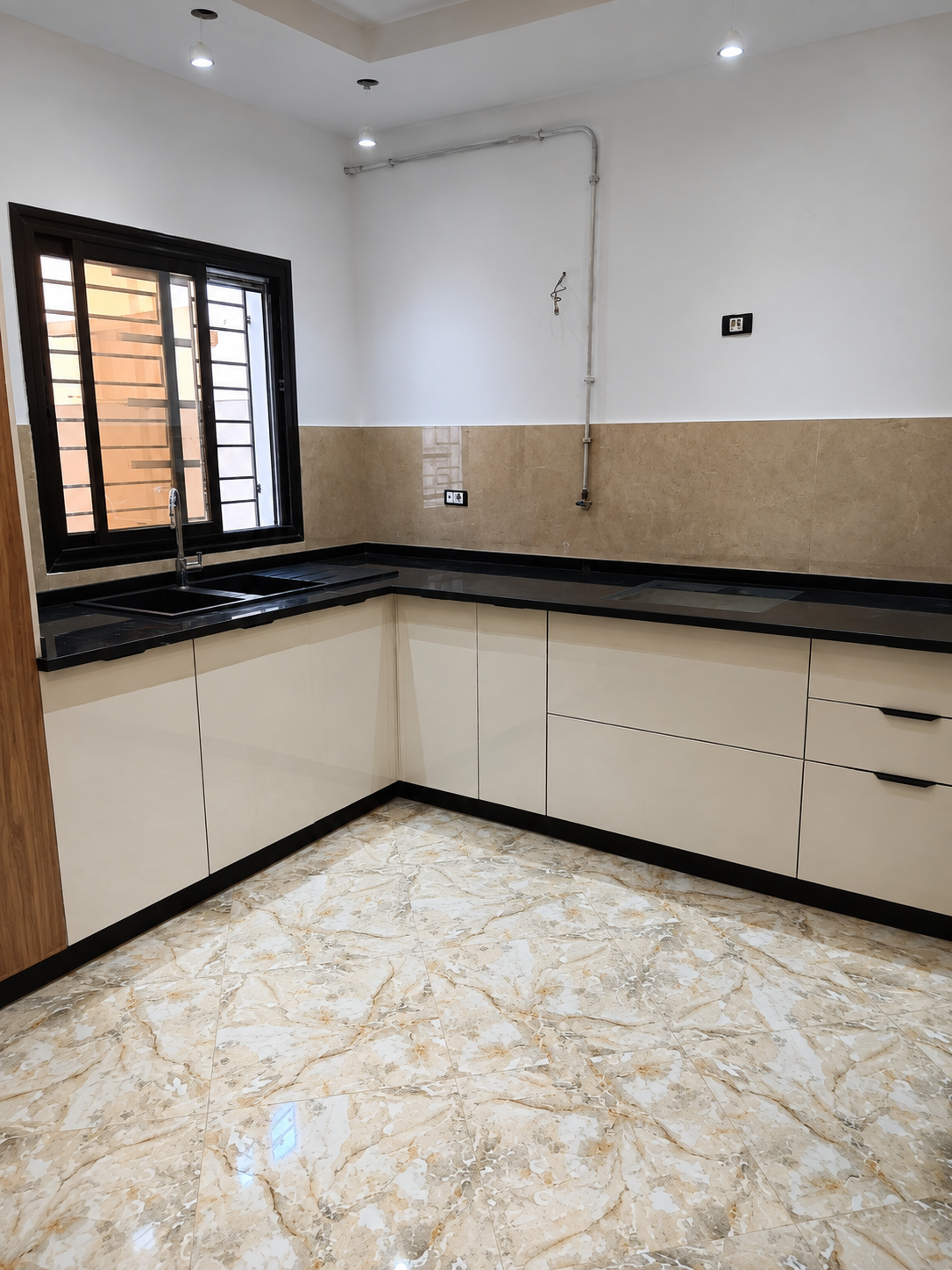 Cuisine en U ivoire et noyer avec vitrine LED
