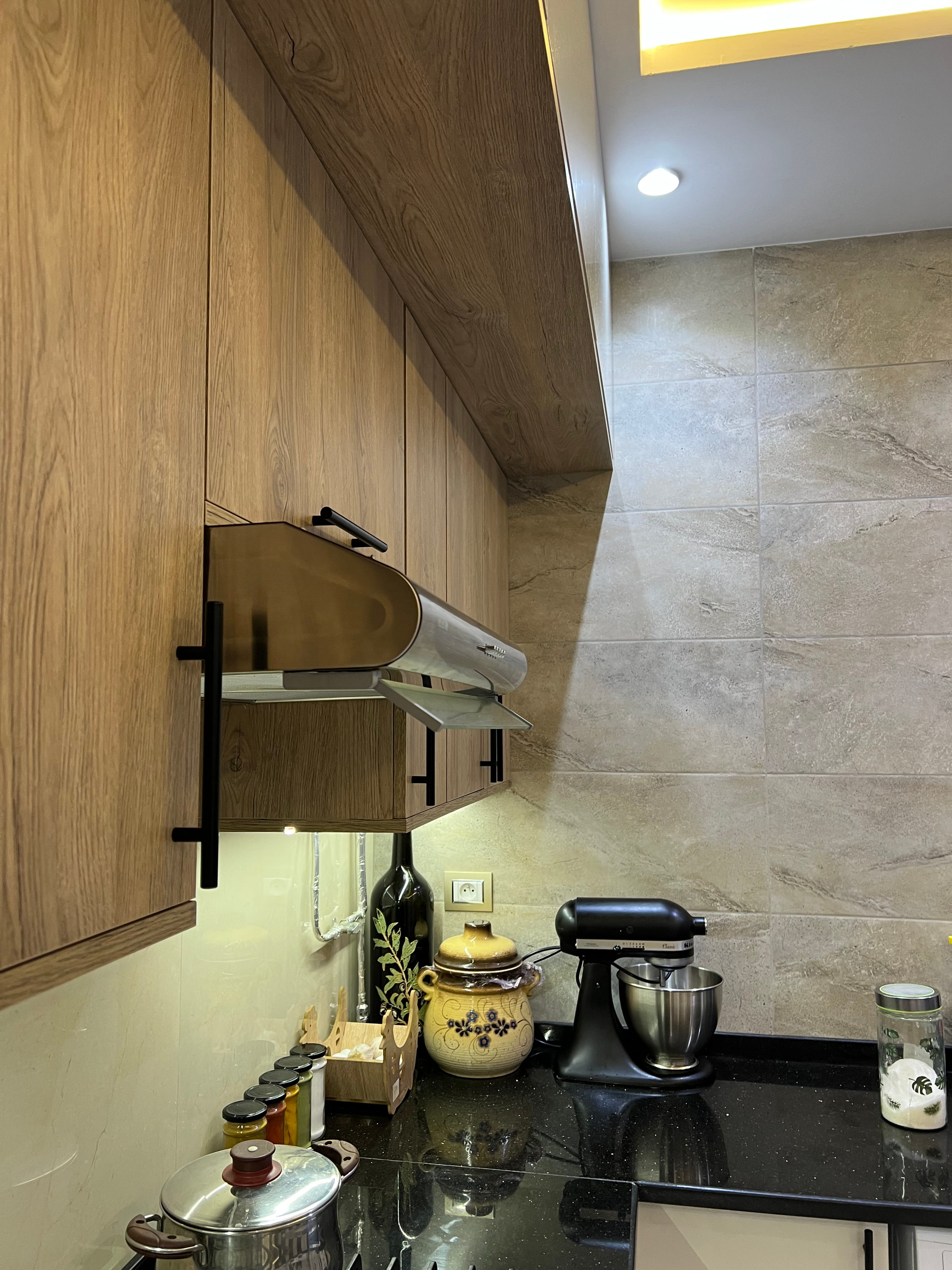 Cuisine contemporaine bicolore avec rangements intégrés