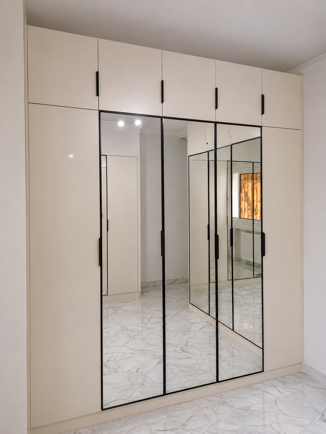 Dressing chambre avec portes miroir et cadre aluminium noir