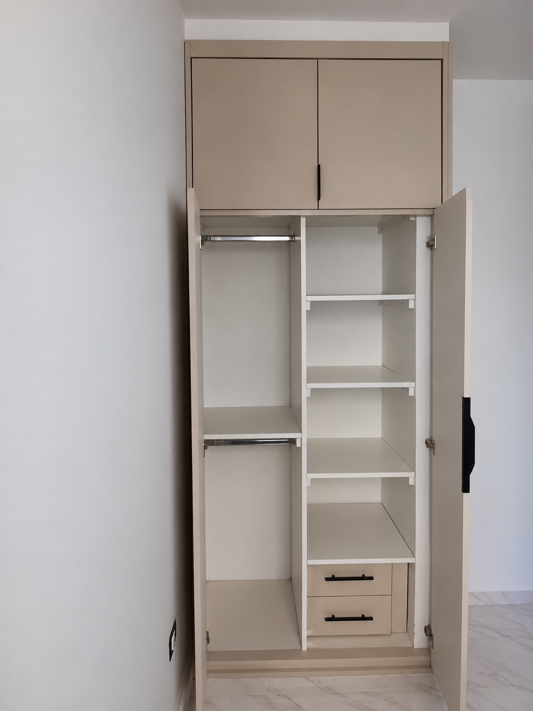 Dressing compact avec finition beige brillante