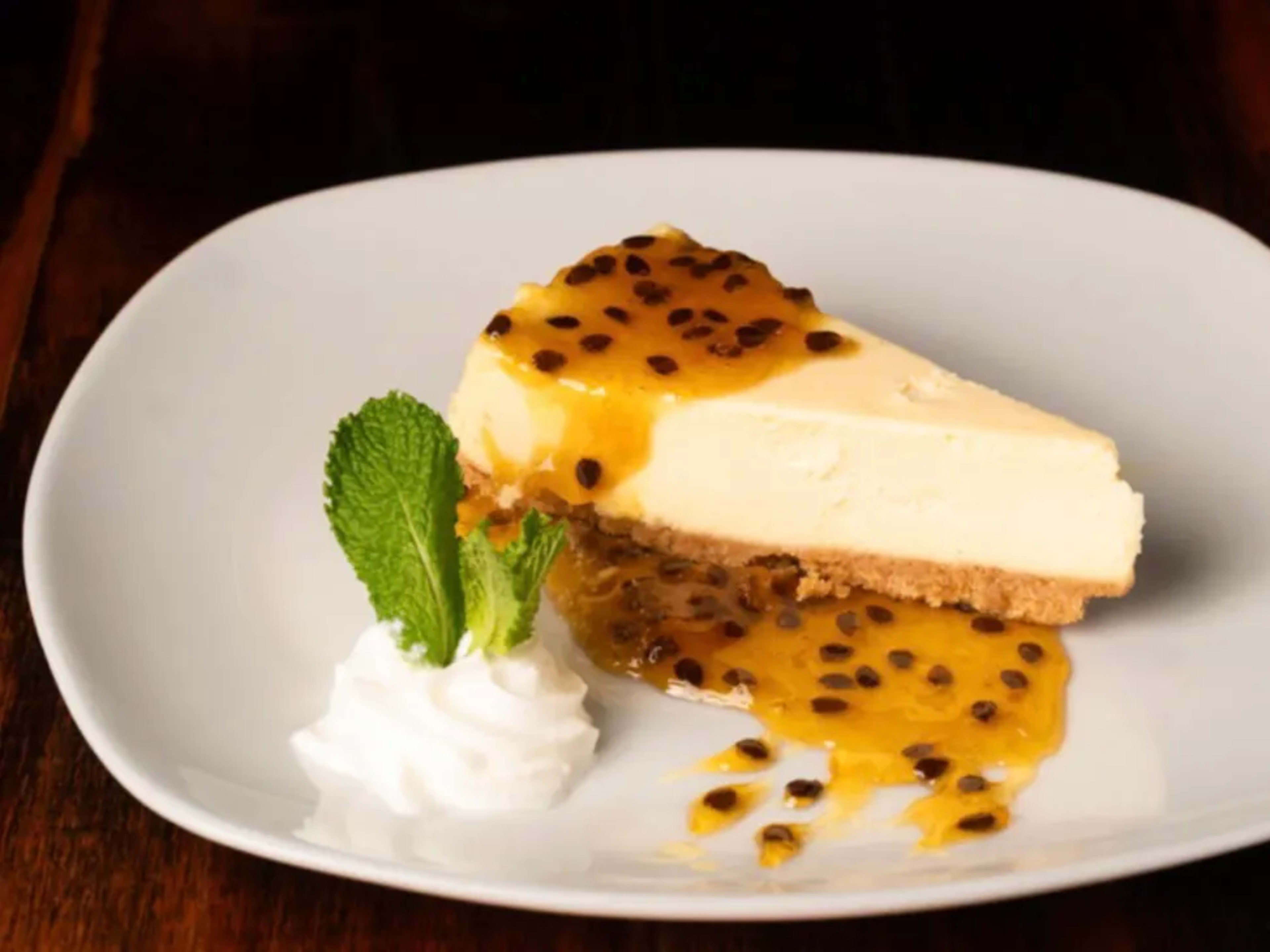 Cheesecake con topping maracuya