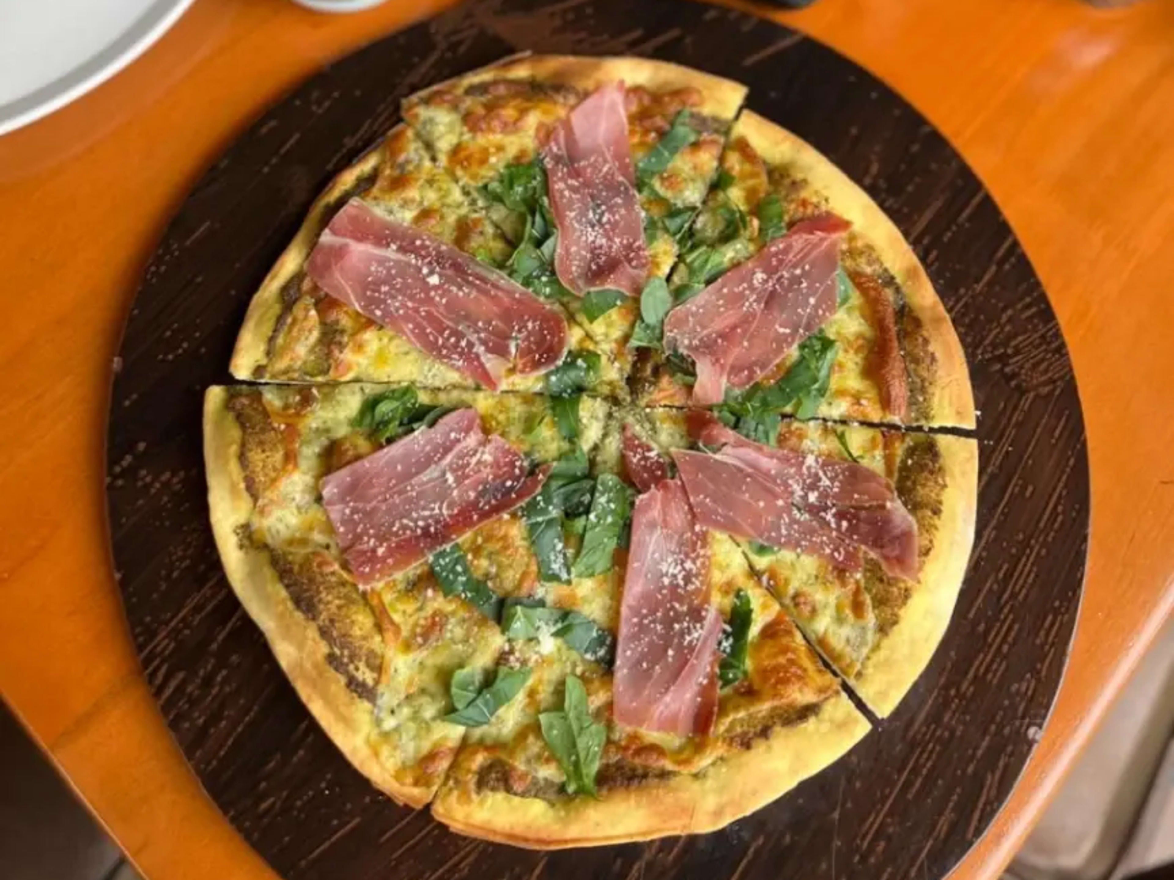 Pizza Prosciutto e Pesto