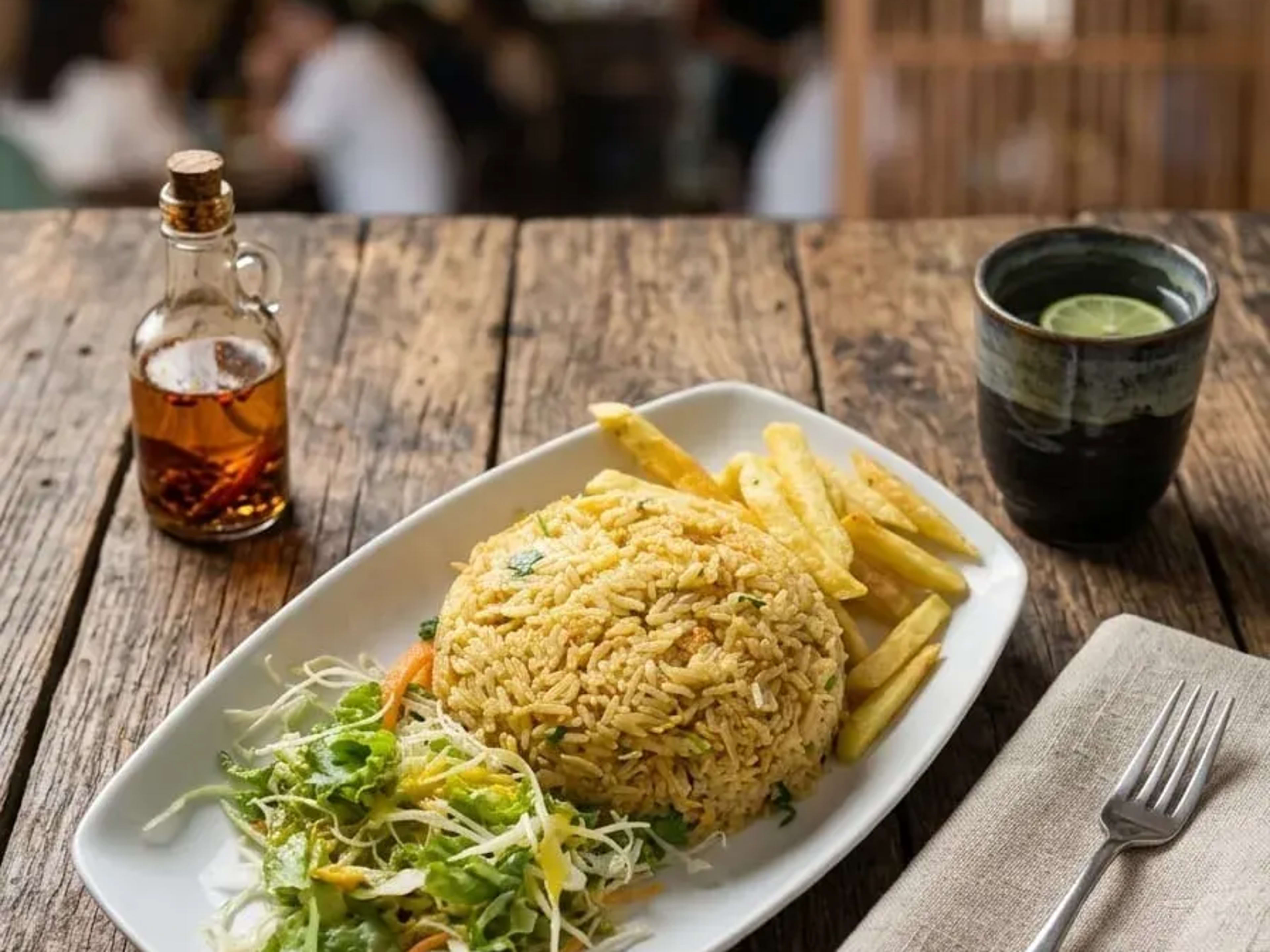 Arroz con pollo (ensalada y papas)