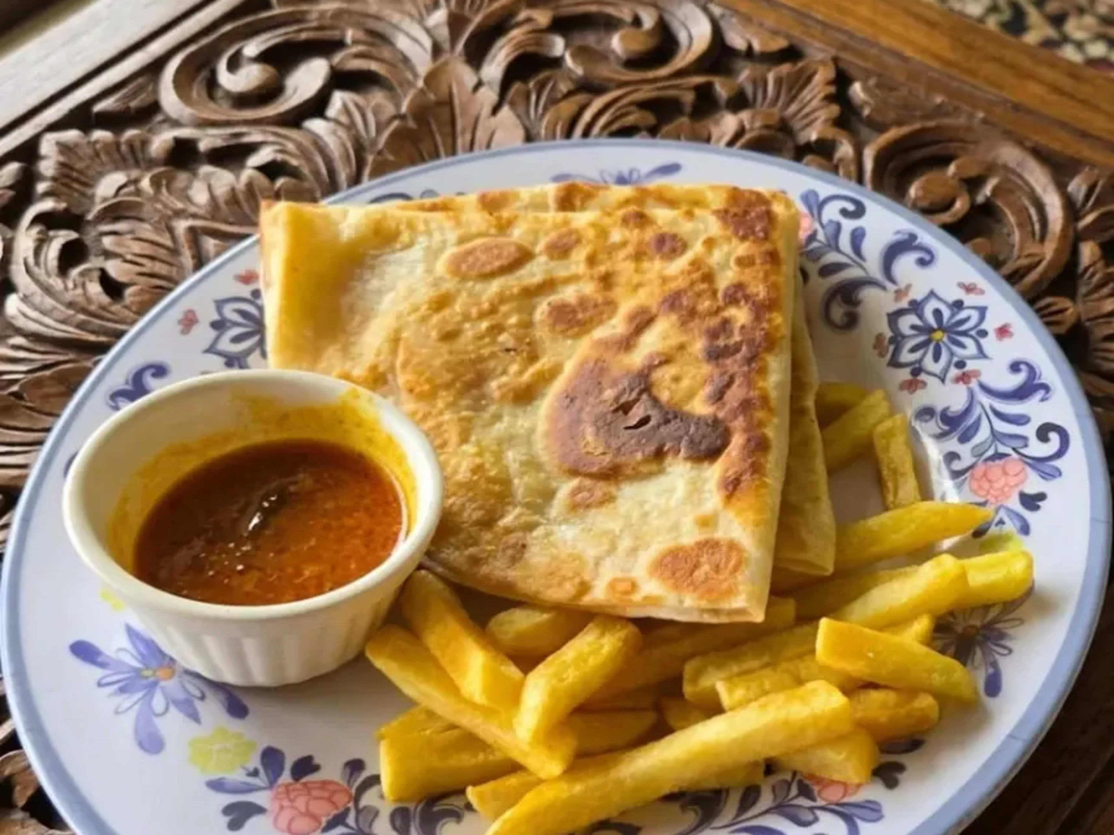 Chimichanga con papas y ensalada