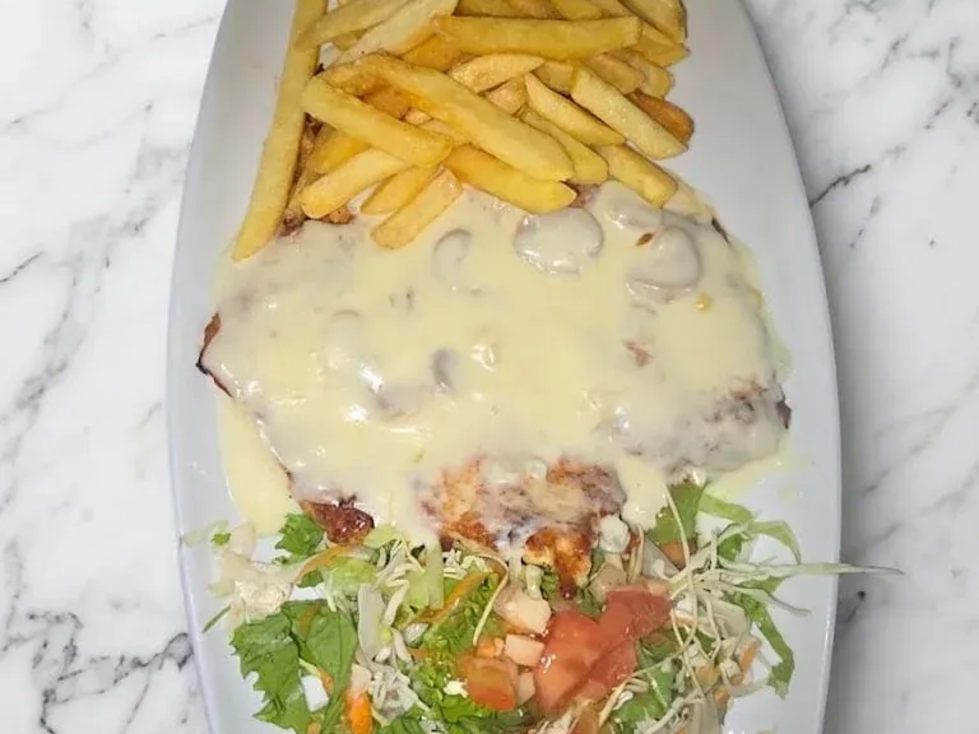 Filete de pollo en salsa blanca
