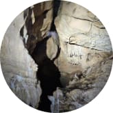 Formaciones rocosas naturales dentro de los canales de las cavernas