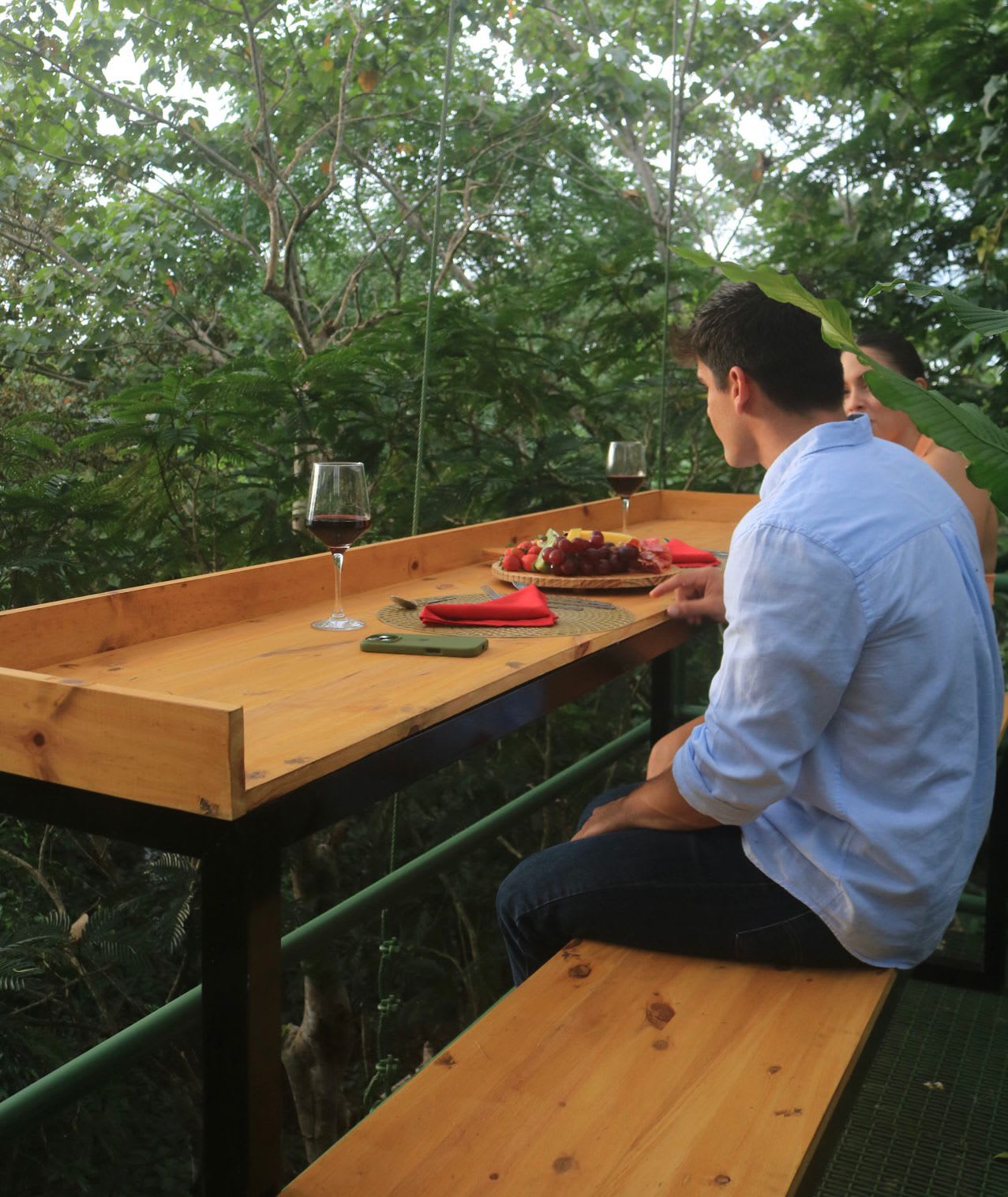 Pareja compartiendo una comida con una hermosa vista panorámica.