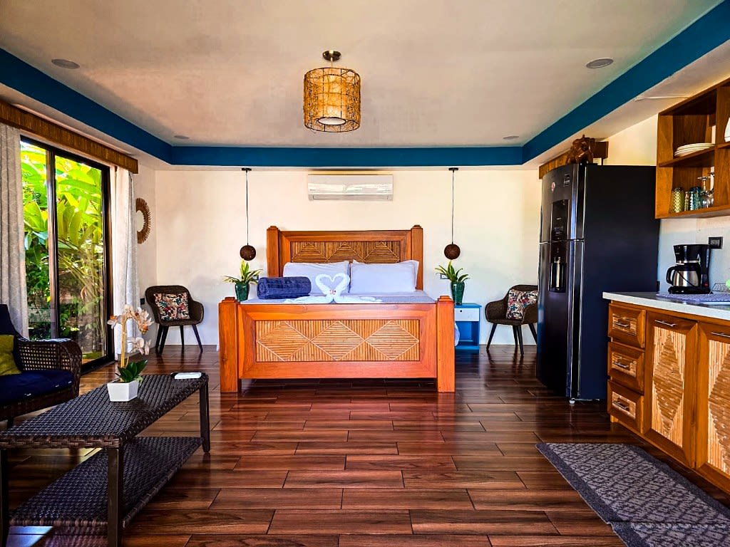 Villa Sassy studio, with a king bed, air conditioning and kitchen.
