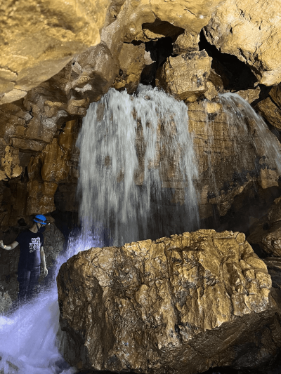 Cascada dentro de la caverna
