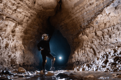 Explorador con linterna