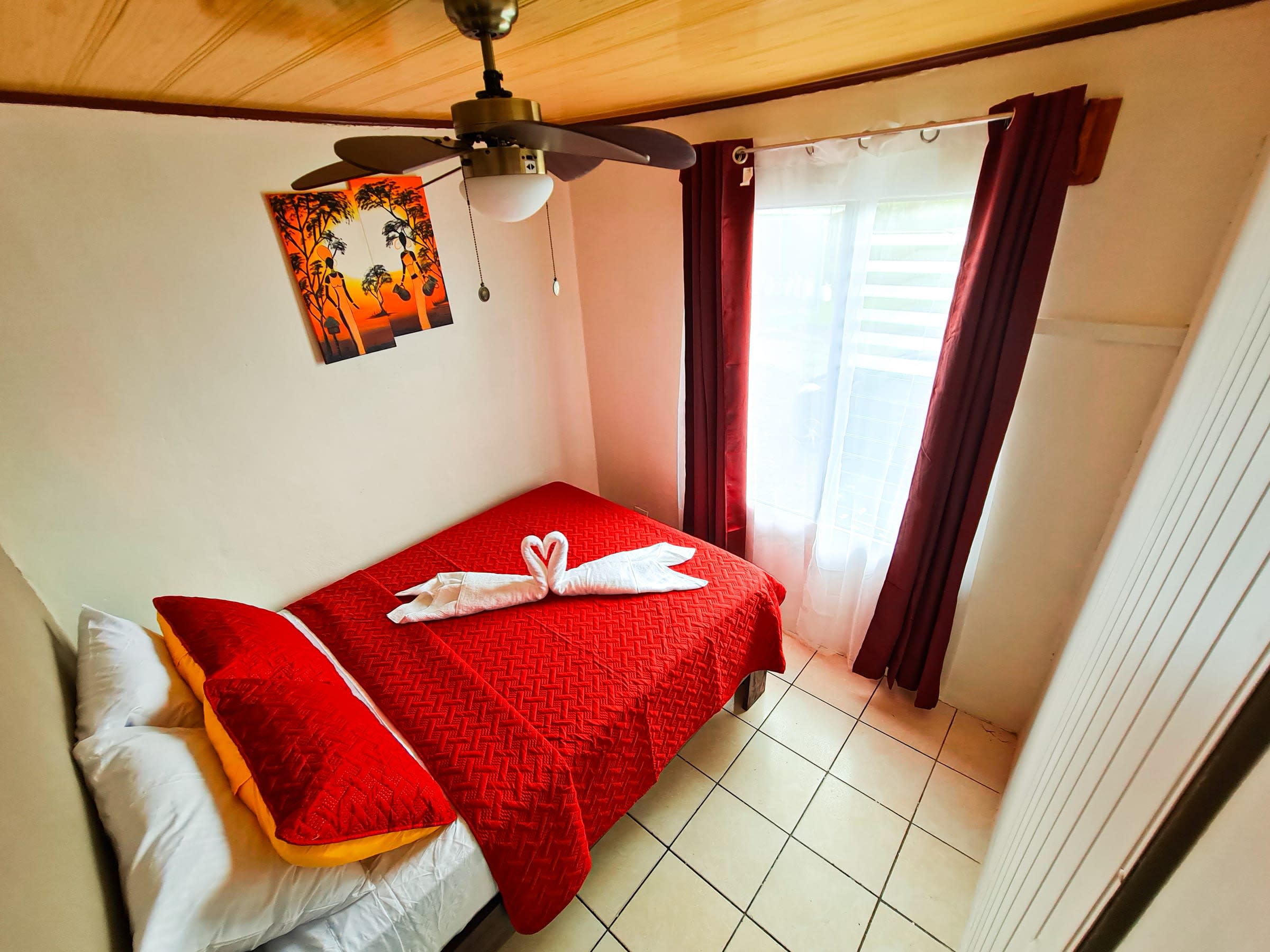 Habitación con decoración natural en Cabina Guayabón 2