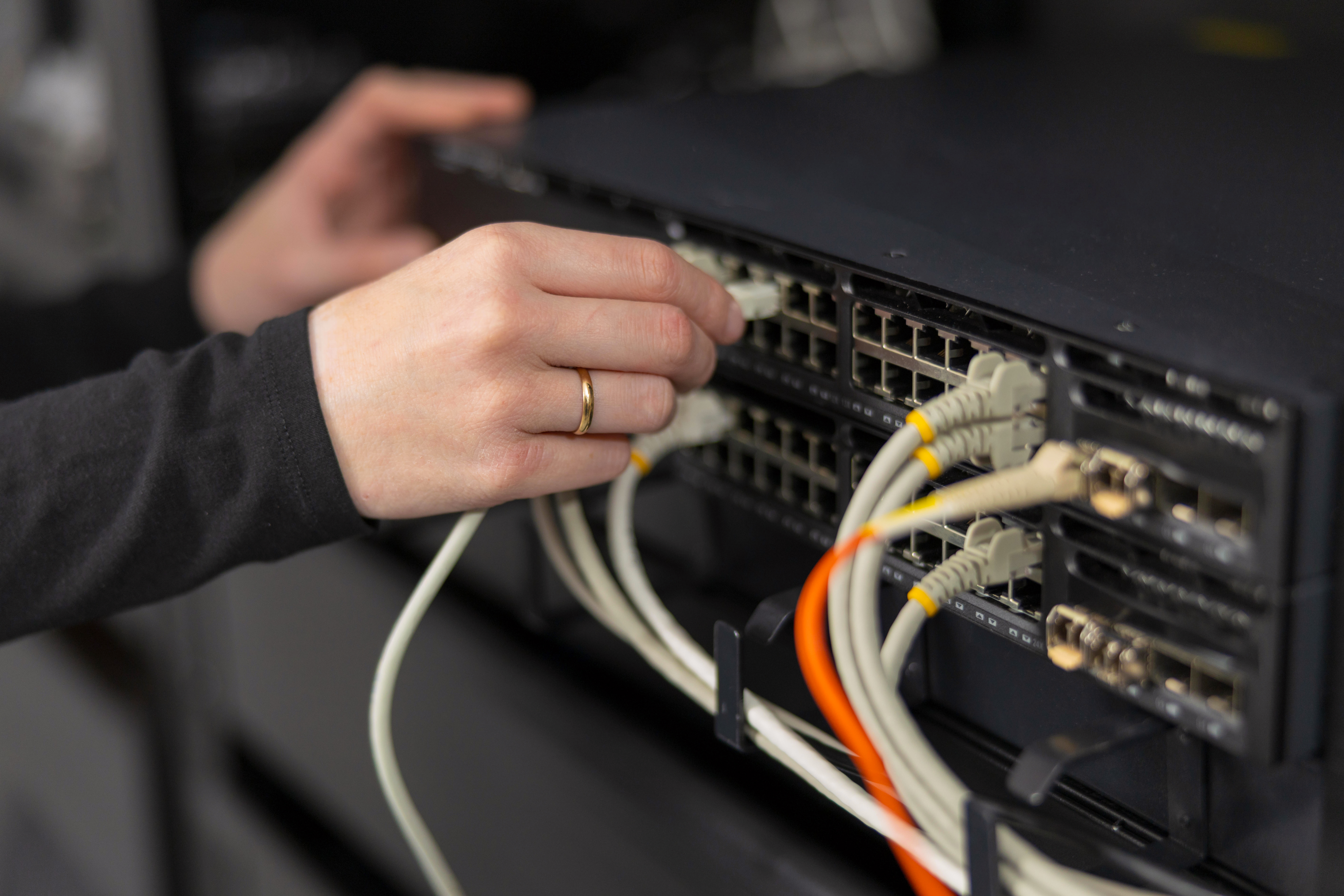 Dlaczego „szybkie hotelowe Wi-Fi” to za mało? O niewidzialnym fundamencie każdego streamingu